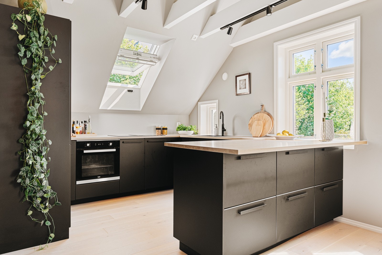 Kjøkkenet er av god størrelse, hvor det er god plass til å kokkelere. Galleribilde