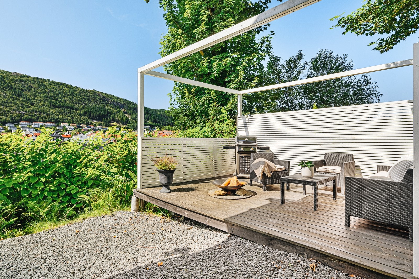 Nydelig felles uteplass i grønne og solrike omgivelser! Galleribilde