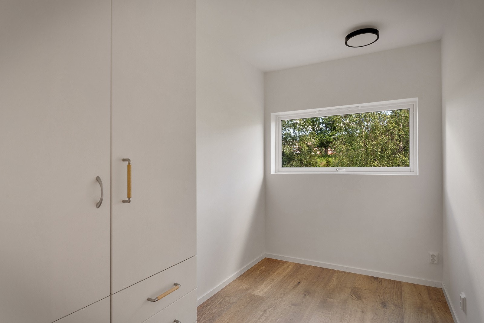 Soverom 3 med garderobeskap. Led-lampe i tak og etterisolert mot yttervegg. Galleribilde