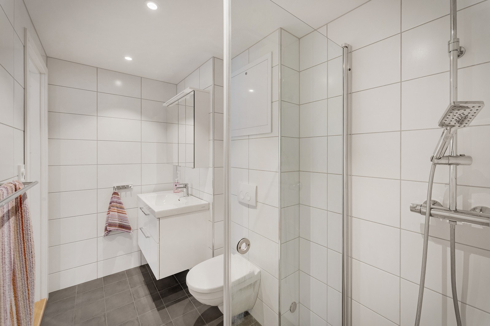 Badet var nytt i 2023, det ble da og oppgradert til rør-i-rør røropplegg og ny varmtvannstank. Galleribilde