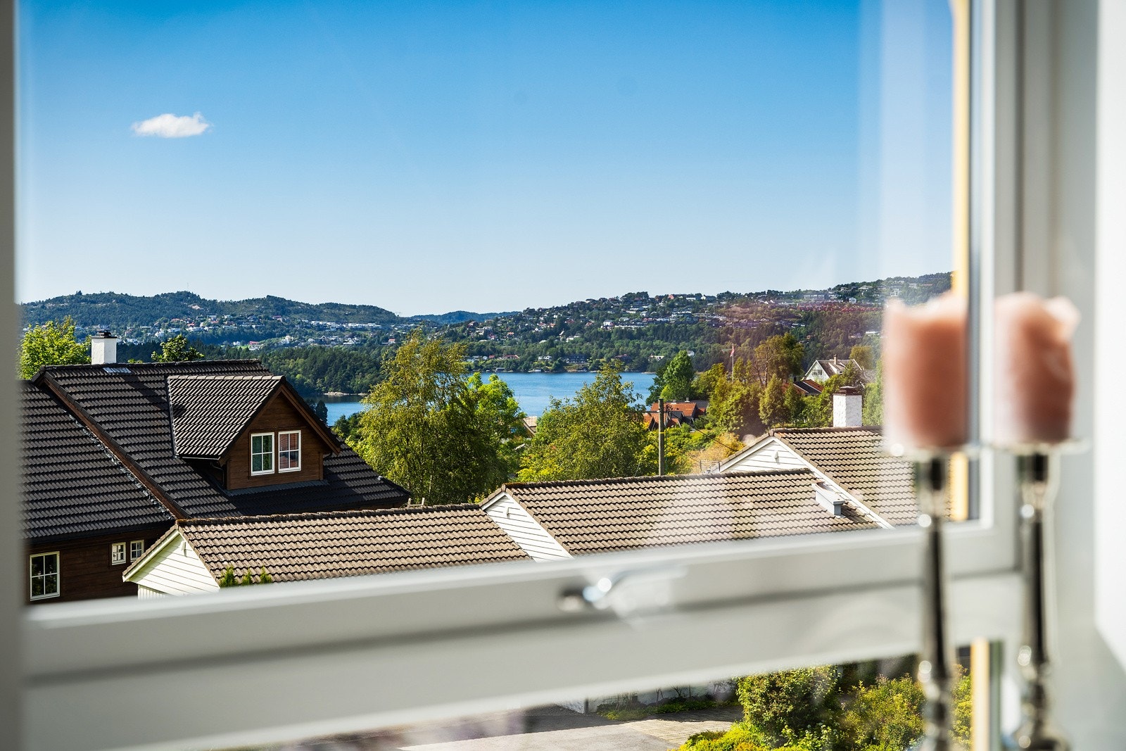 Fra spiseplassen på kjøkkenet ser du mot Nordåsen og over mot Bønes. Galleribilde