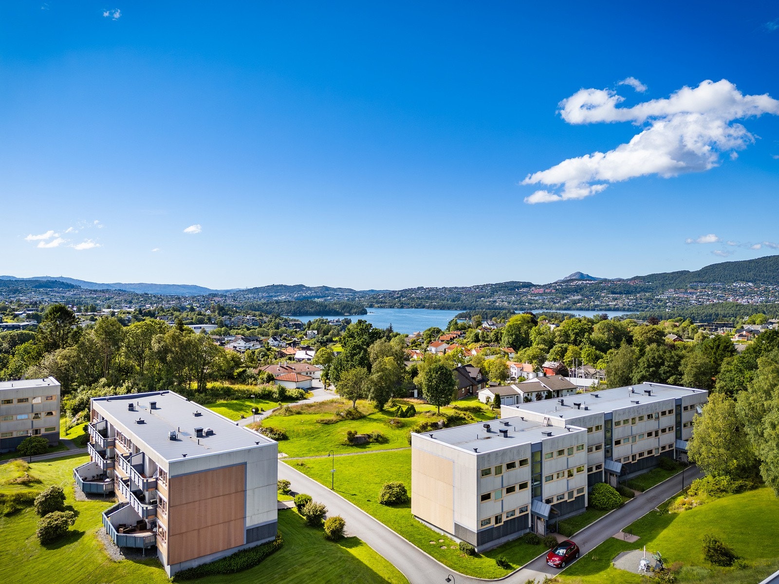 Nydelig beliggenhet med få minutters gangavstand til stoppested for Bybanen, butikker, skole, barnehage mm. Galleribilde