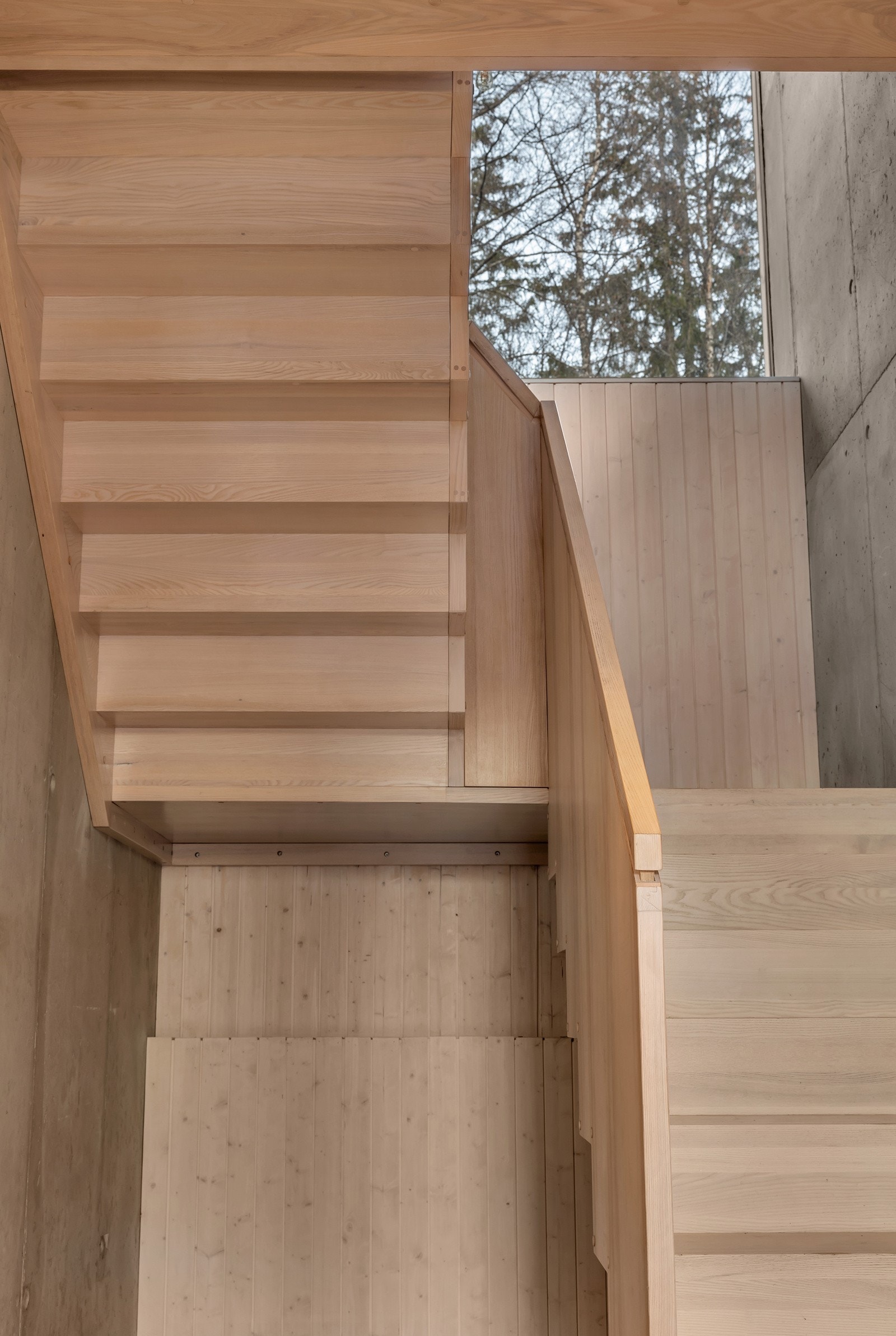 Nydelig spesialbygget trapp fører deg opp til 2. etasje Galleribilde