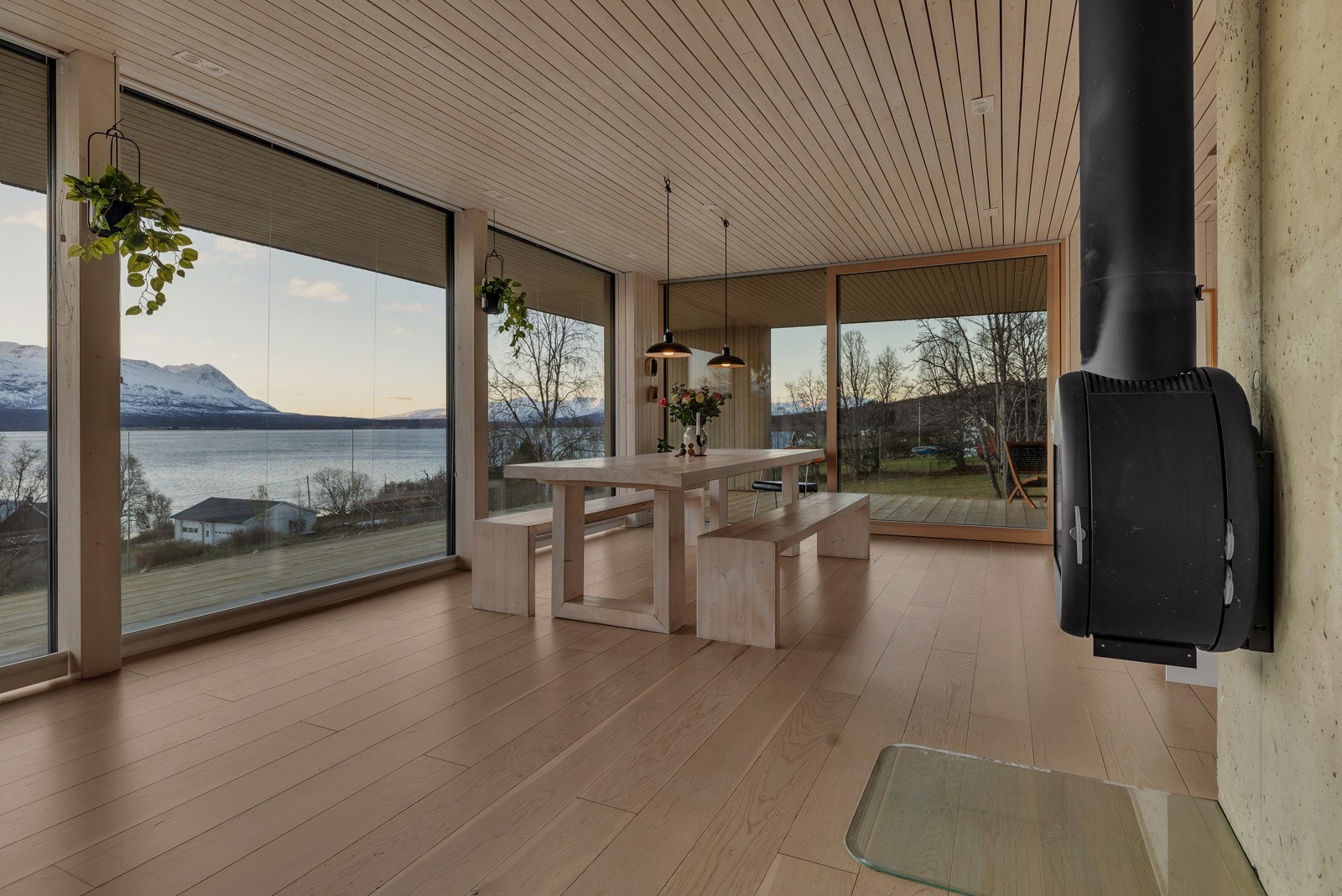 Spisestua er plasser i motsatt ende av rommet i tilknytning til kjøkkenet Galleribilde