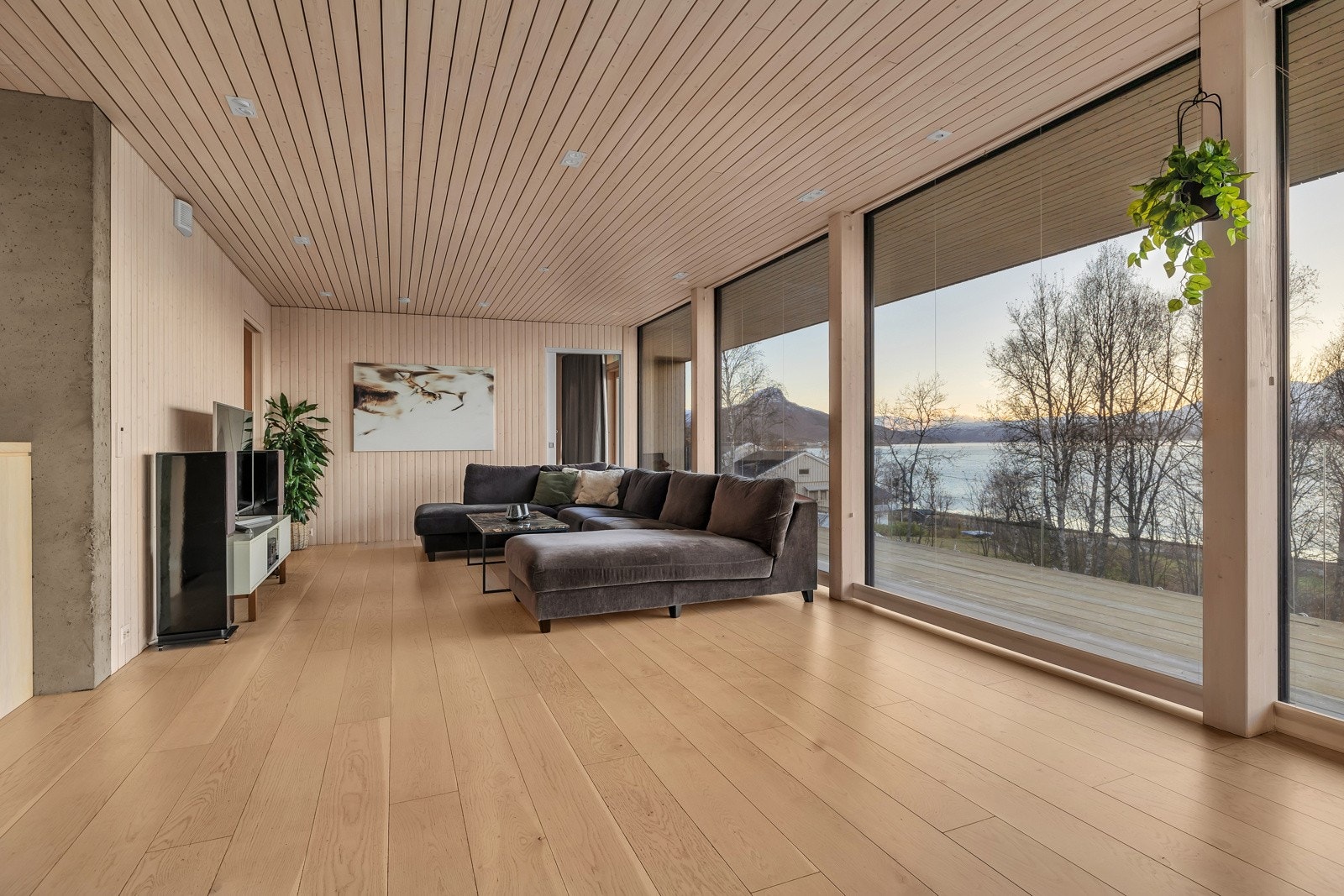 Tilbake i stuen møtes vi av de herlige vindusflatene som gir uhindret utsikt mot sjøen Galleribilde