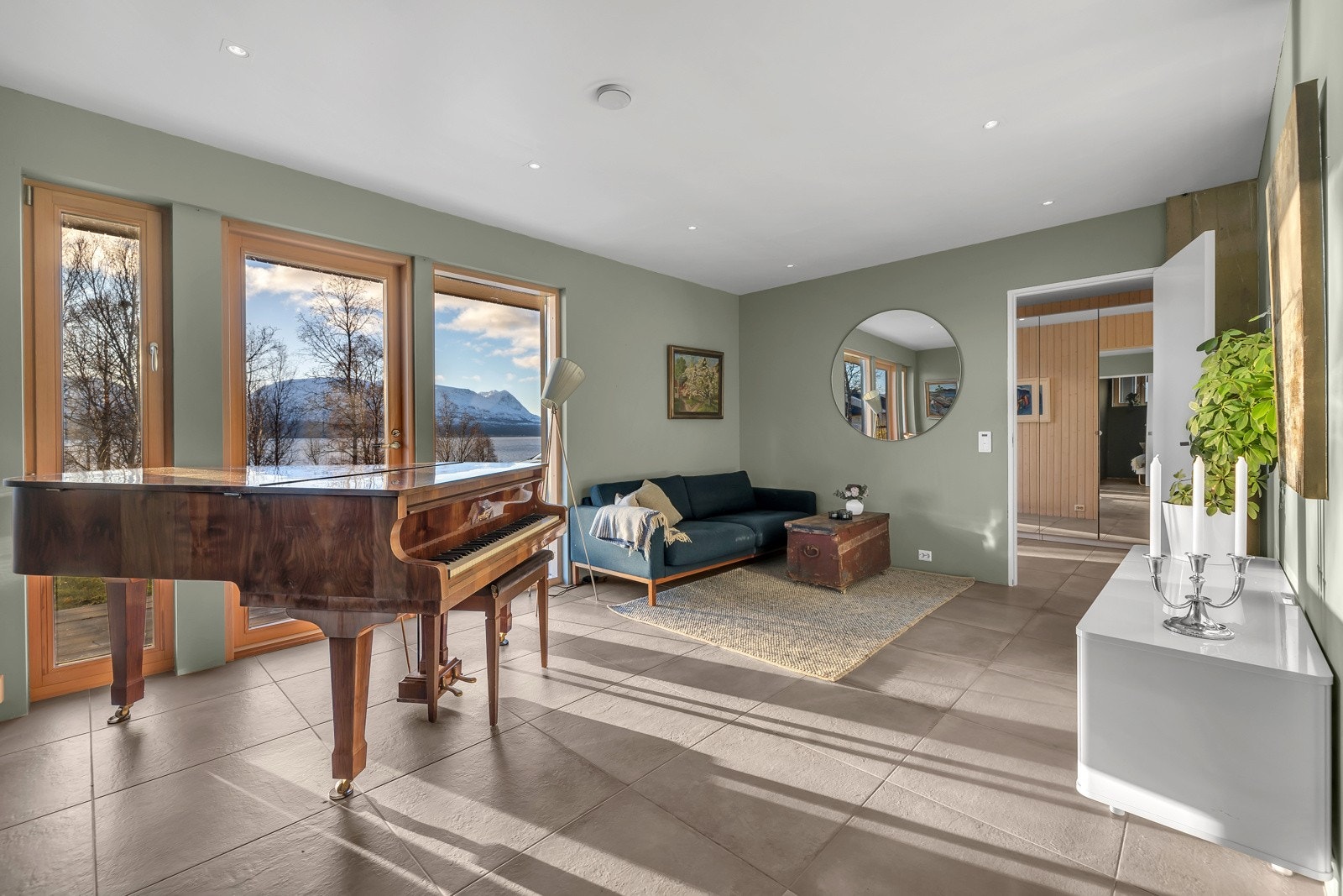 Deler av 1. etasje er dedikert til barna. Her har du stor stue, 3 soverom og eget bad Galleribilde