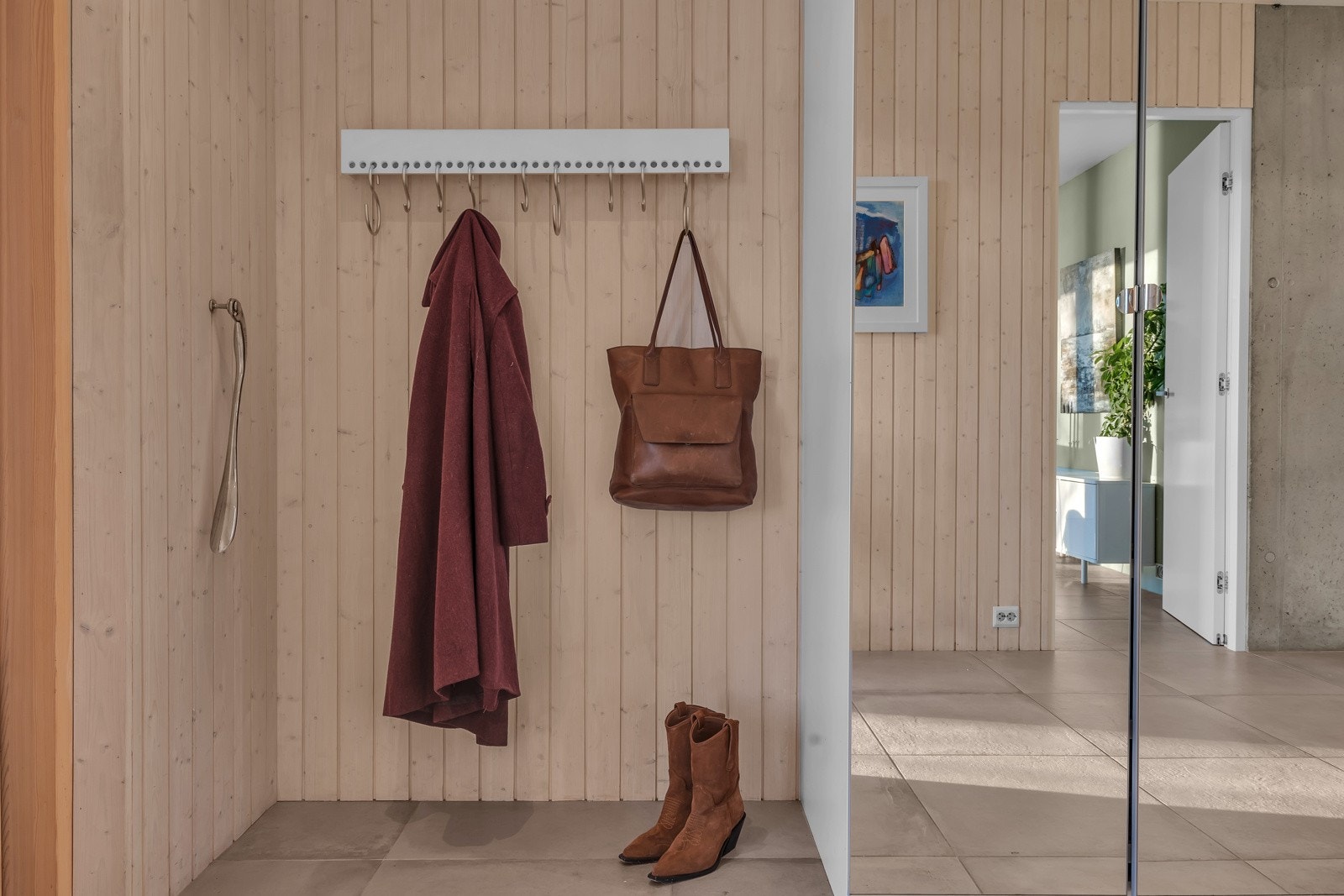 I hallen er det rikelig med plass til heng og garderobe Galleribilde