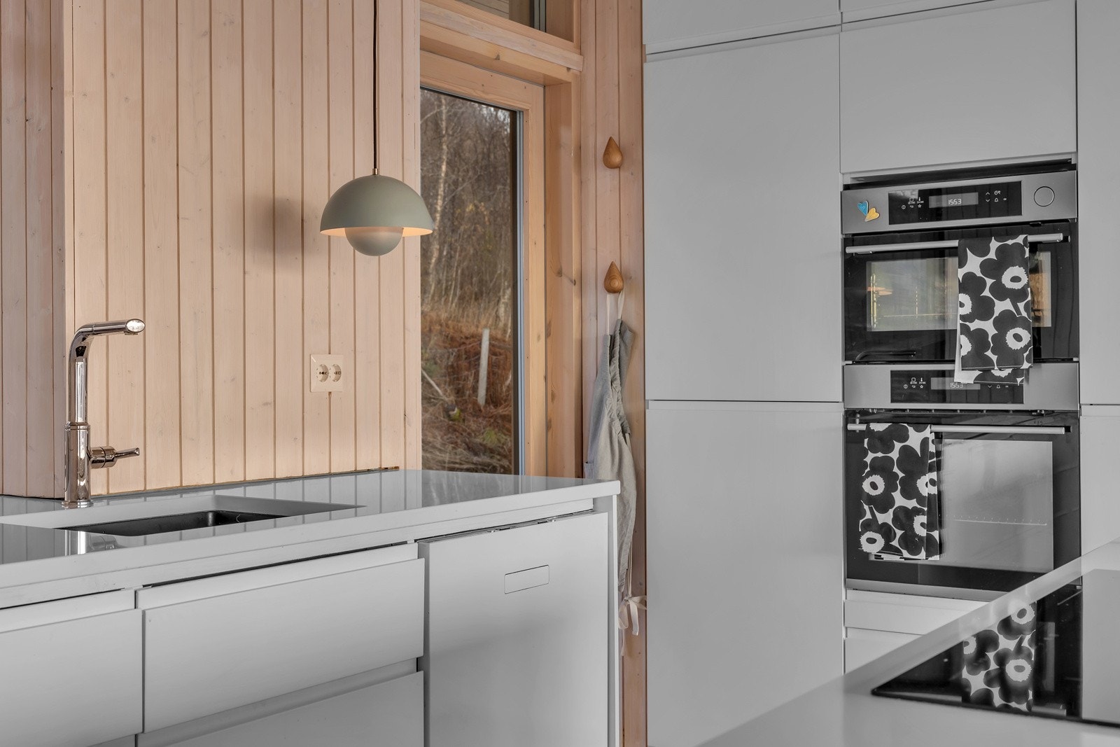 Moderne hvit, slett inredning med skjulte gripelister og integrerte hvitevarer Galleribilde