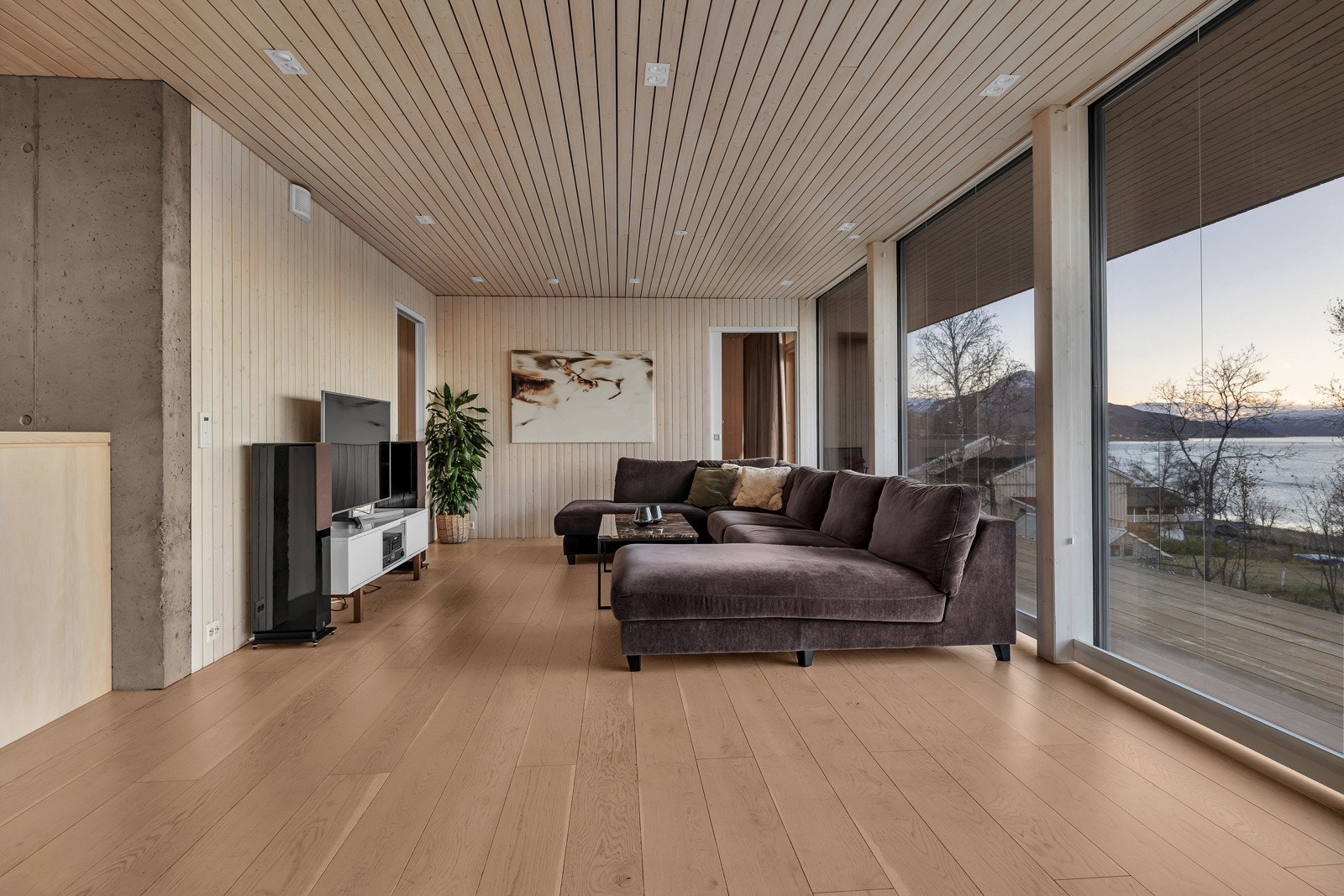 Det er fantastiske vindusflater langs hele rommet som gir nydelig lysinnslipp og en utsikt av de sjeldne Galleribilde