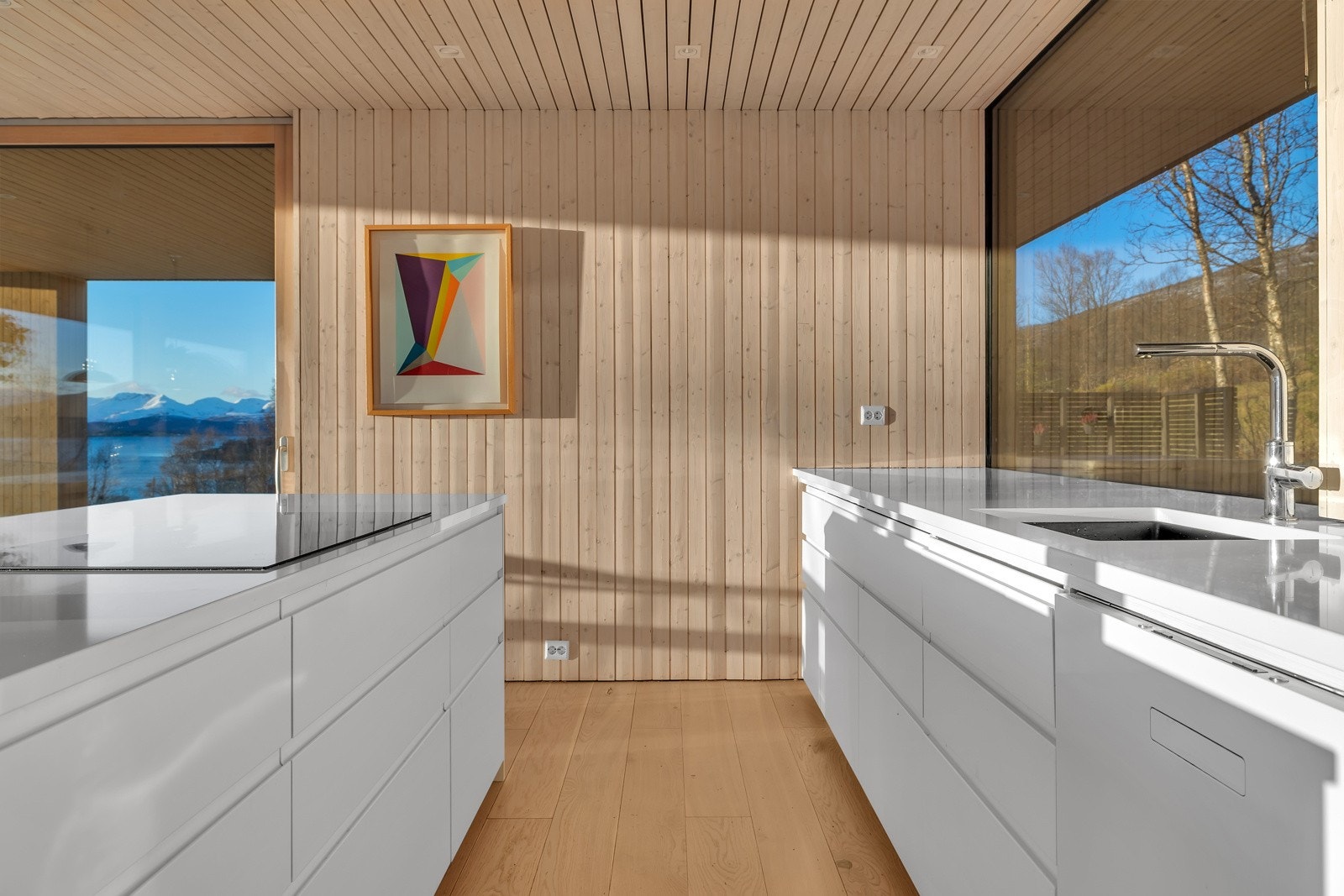 Vindusplasseringen er nøye planlagt og gir flott lysgjennomgang i rommet Galleribilde