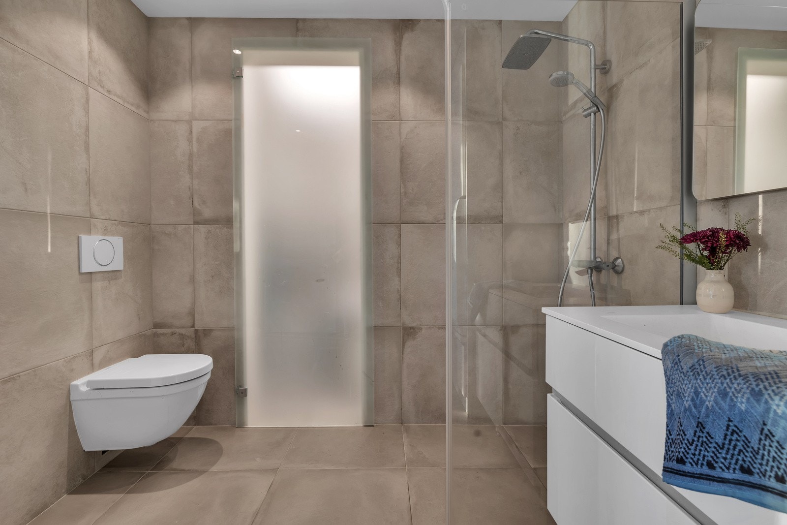 Badet i 1. etasje er lekkert og flislagt Galleribilde