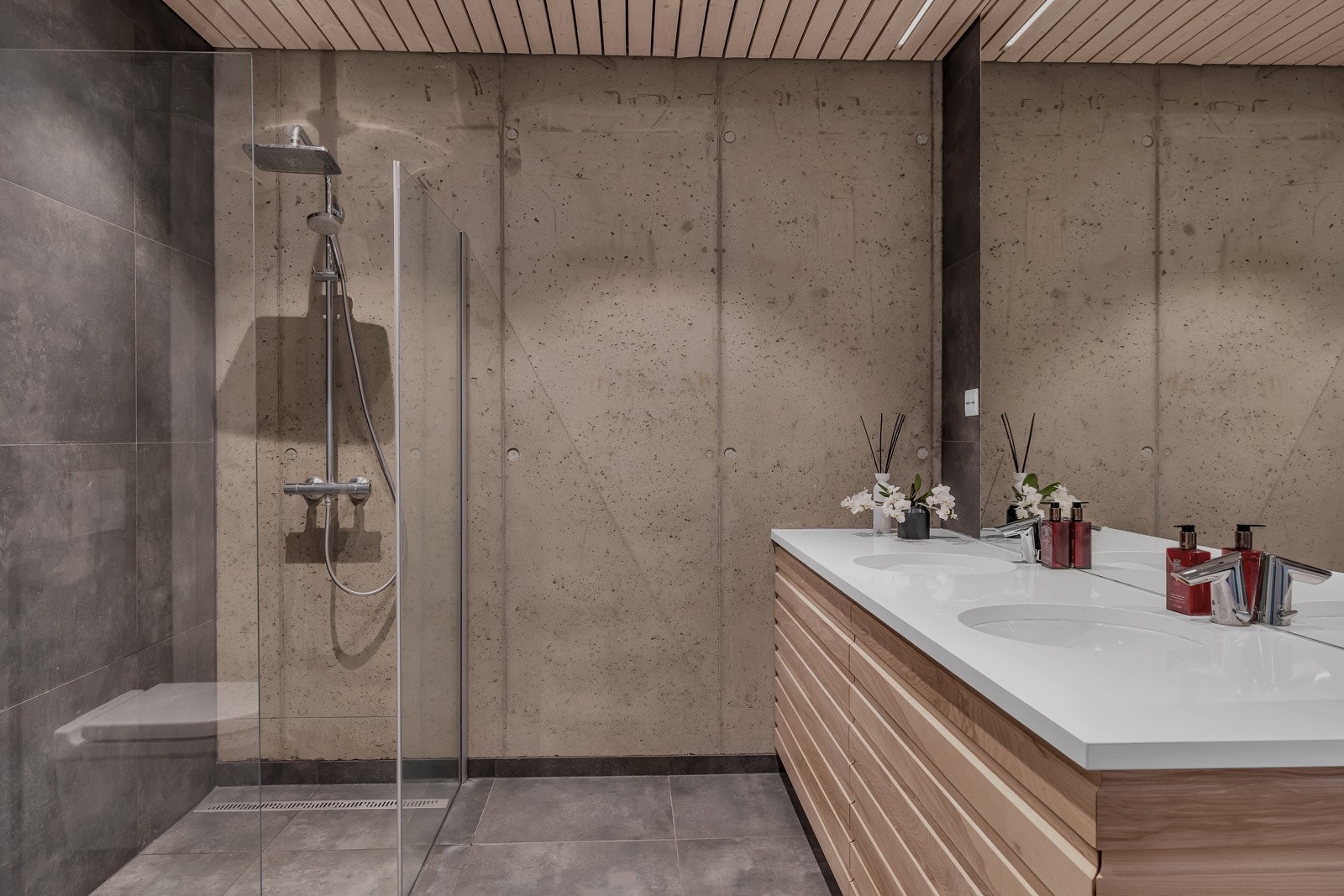 Stor og spesielbygd innredning med doble servanter og god lagring i kolonialskuffer Galleribilde