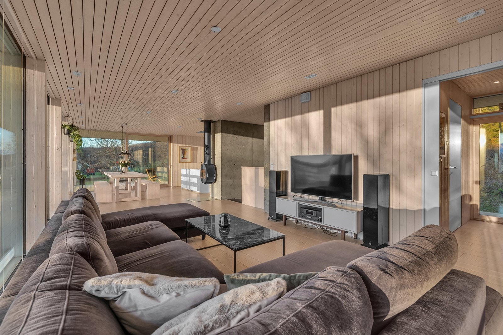 Du finner rikelig med plass til både daglig- og spisestue Galleribilde