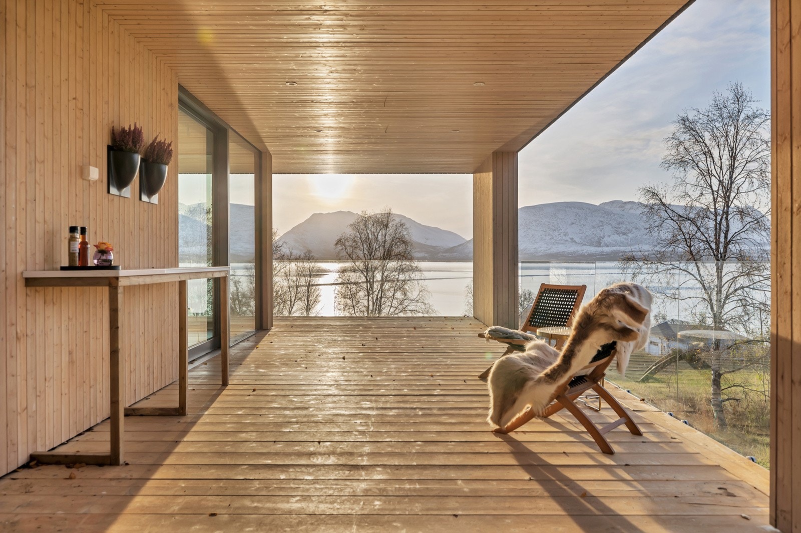 Her sitter du tilbaketrukket, under tak og med særdeles god utsikt Galleribilde