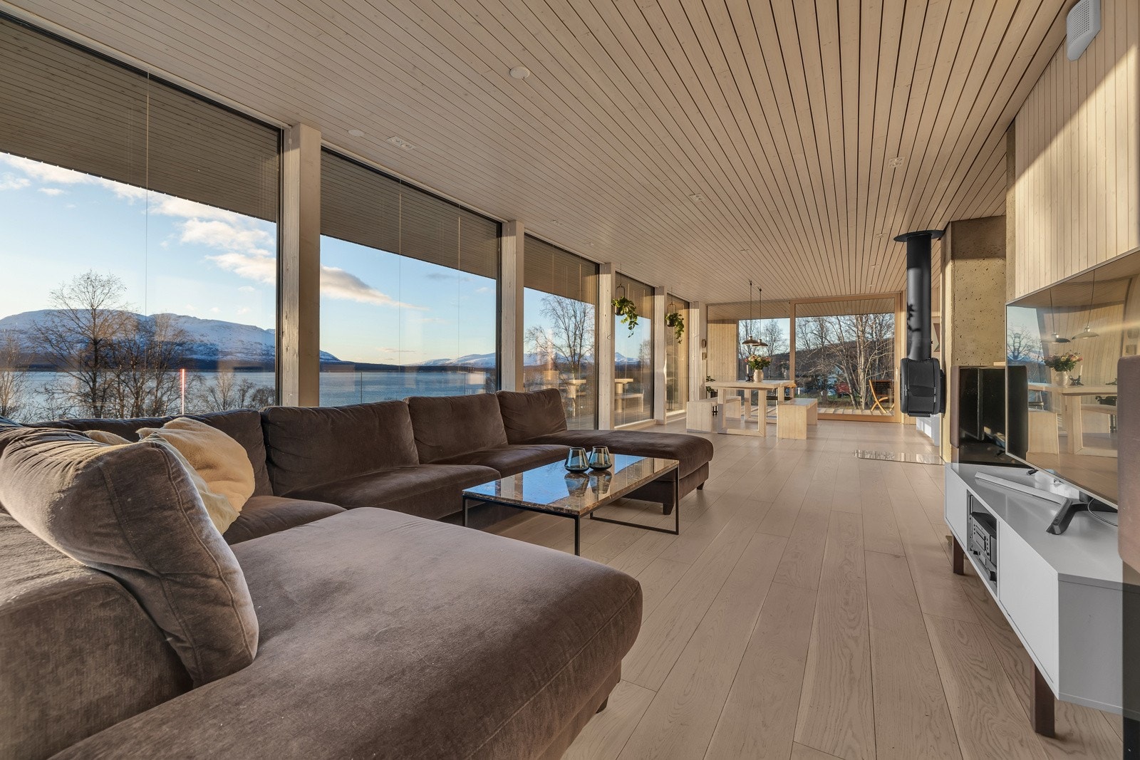 Vinduene strekker seg over 11 meter(!). Rekkverket på verandaen er i glass, -uten håndlist, for å bevare det flotte utsynet Galleribilde