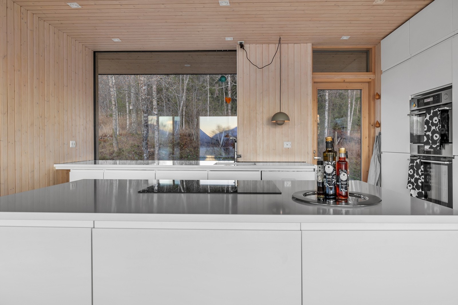 Stor og praktisk kjøkkenøy Galleribilde