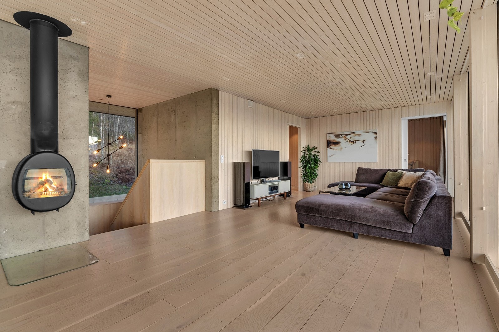 ...hvor du møtes av denne store og åpne stuen Galleribilde