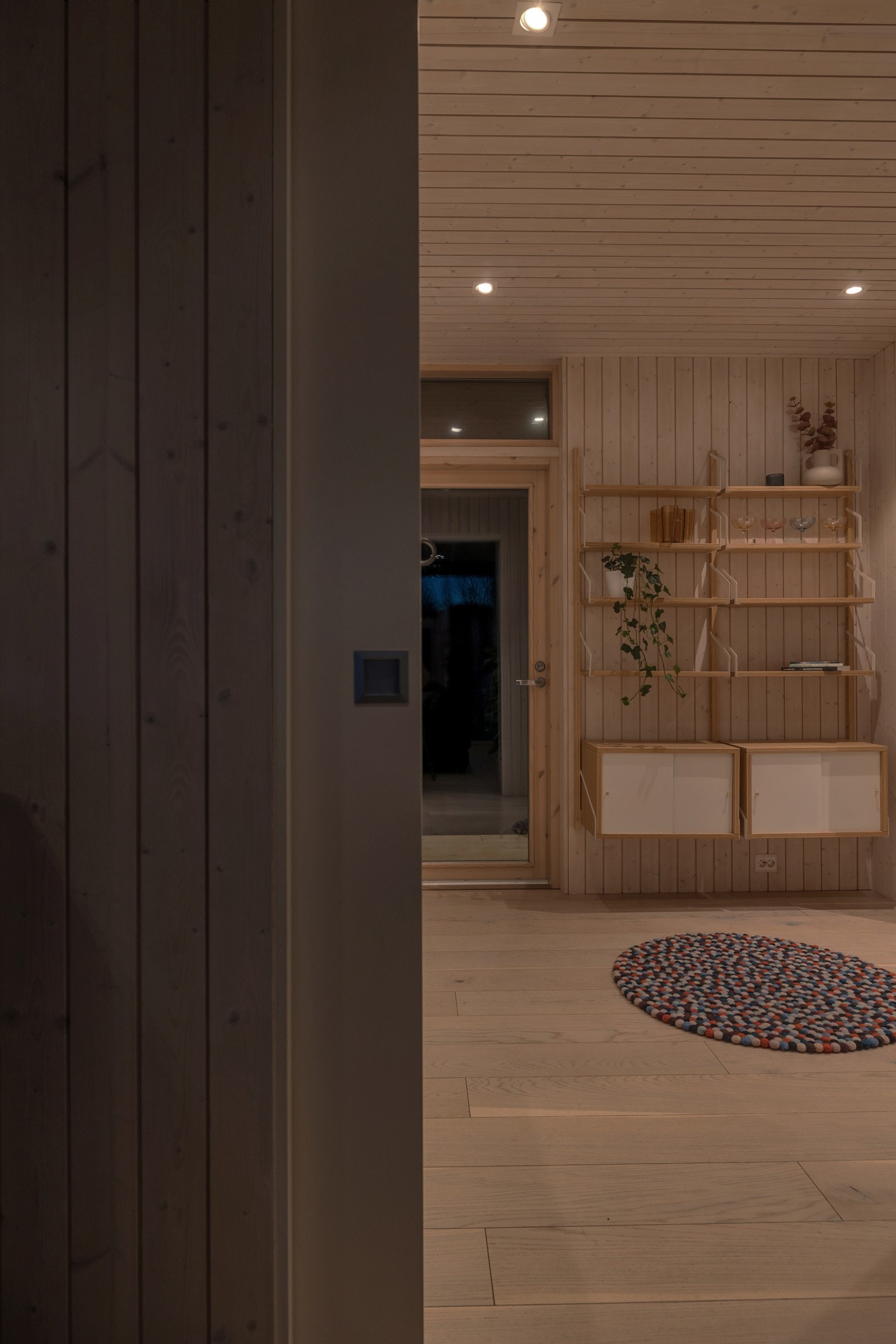 Fra stua er det adkomst til soveromsavdeling med garderobe, 2 soverom og bad Galleribilde