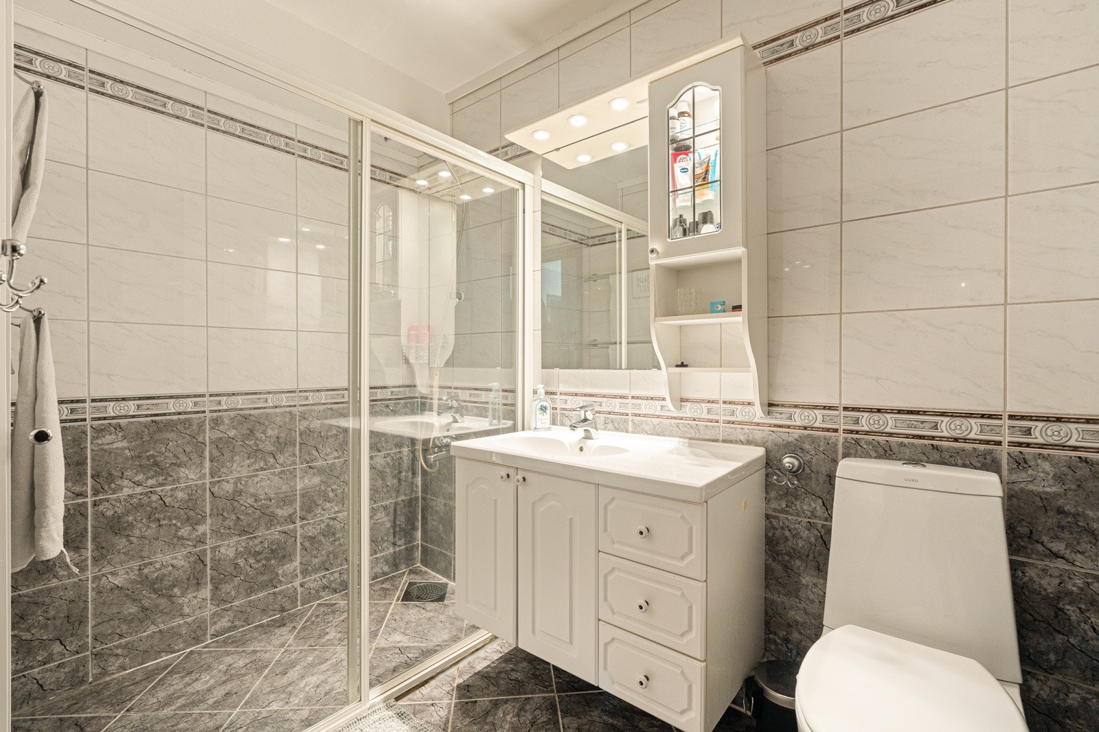 Badet er på ca. 4 kvm. Galleribilde