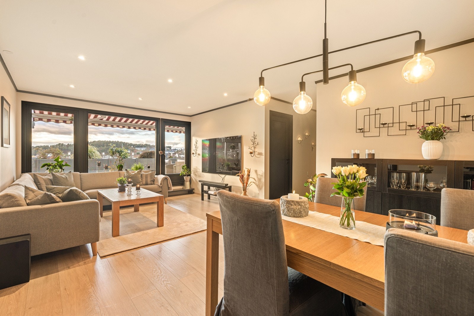 Du har også utgang til terrassen fra stuen. Galleribilde