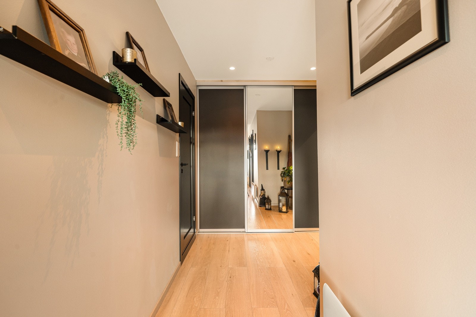 I gangen har man en romslig garderobe. Galleribilde