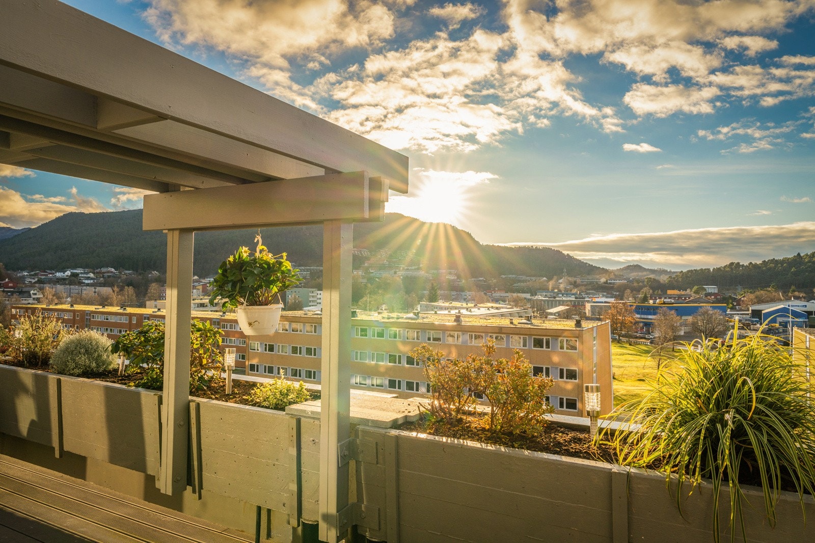 Fra terrassen har man en flott utsikt og fabelaktige solforhold! Galleribilde