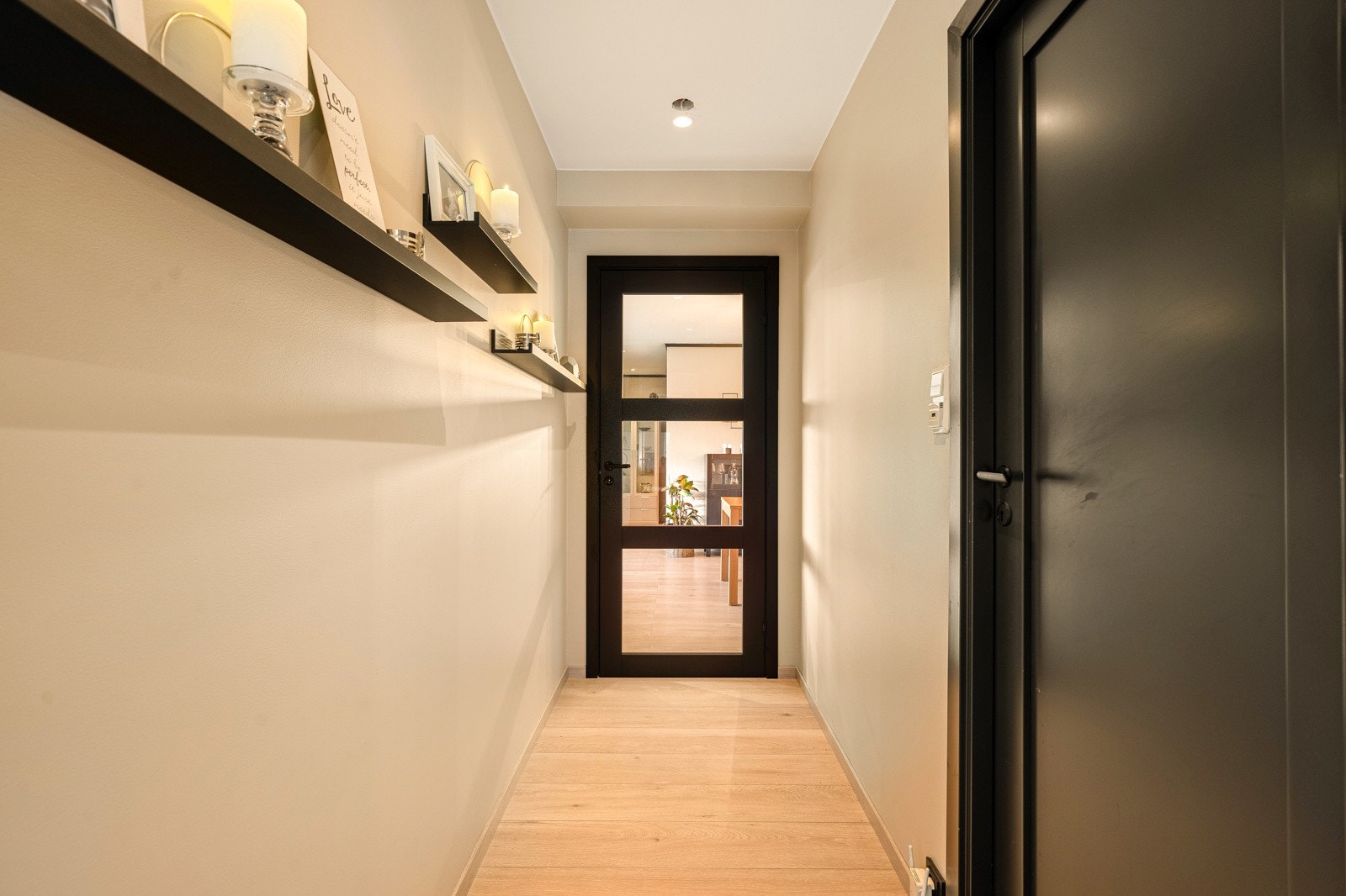 Fra gangen har man tilkomst til leilighetens bad, vaskerom og to soverom. Galleribilde