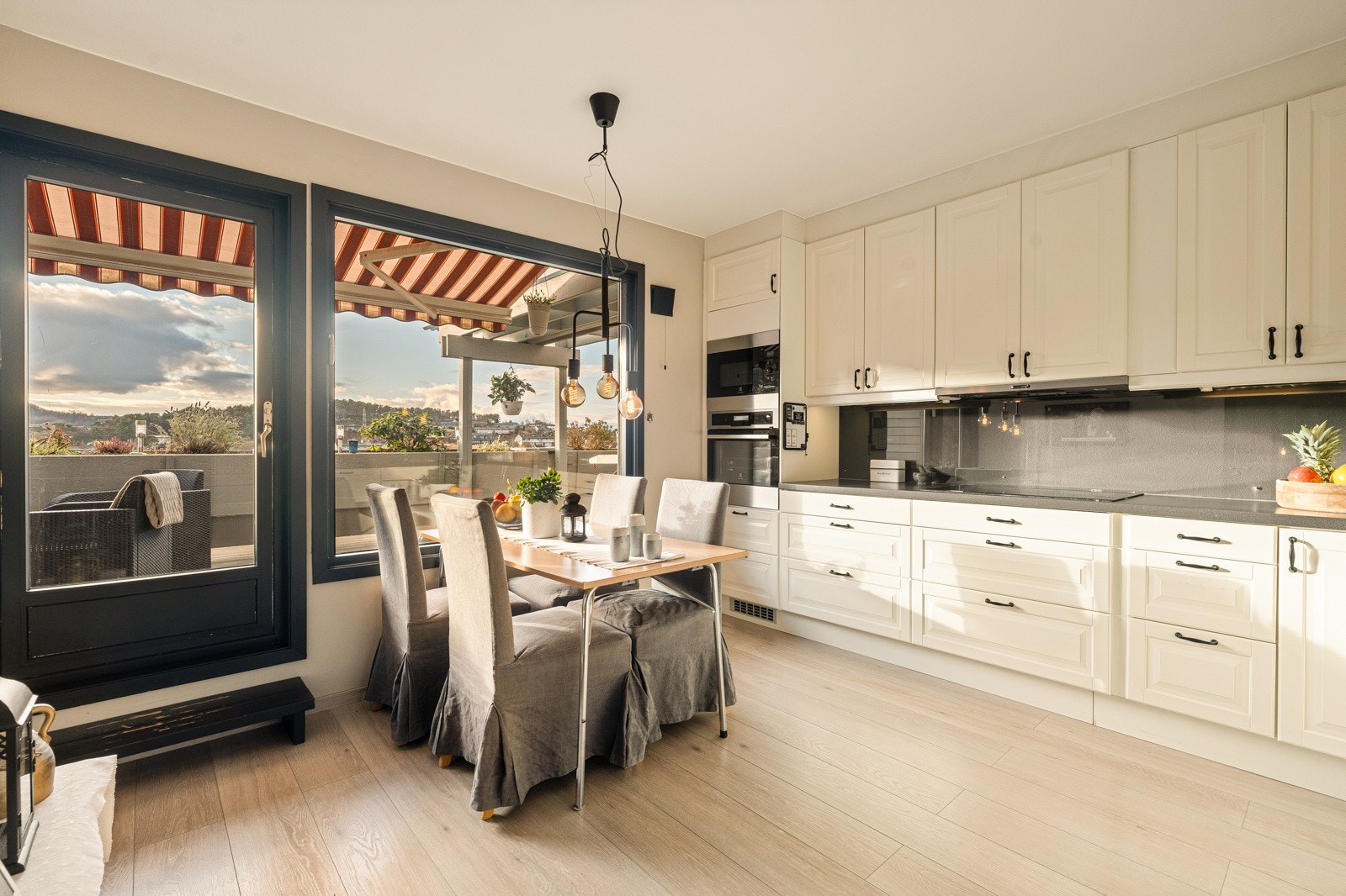 Fra kjøkkenet har man utgang til en nydelig terrasse. Galleribilde