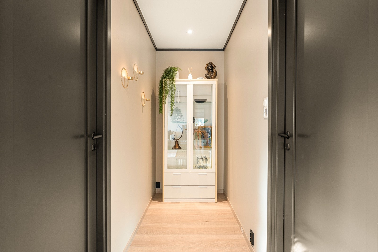 Fra stuen har man tilkomst til to av leilighetens soverom. Galleribilde