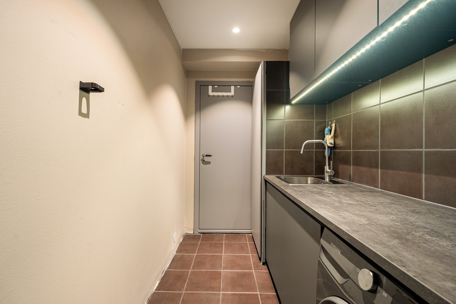 Vegg i vegg med badet er leilighetens vaskerom. Galleribilde