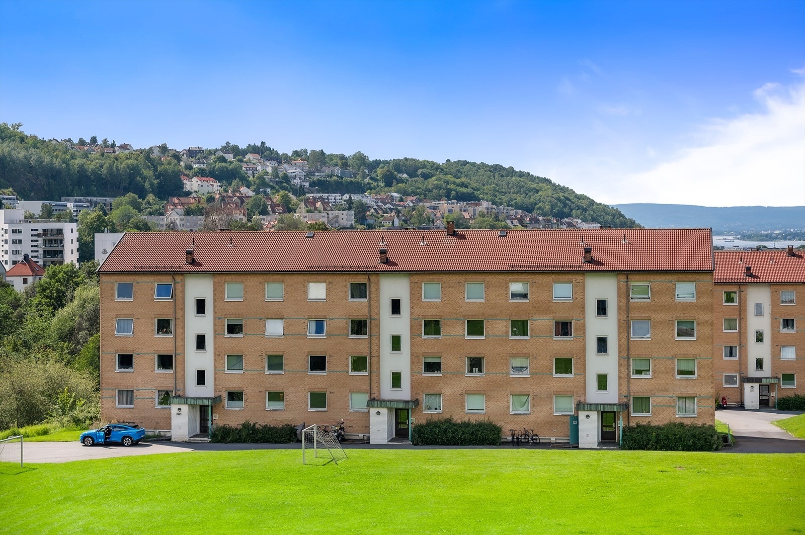 Østvendt fasade med inngangsparti Galleribilde