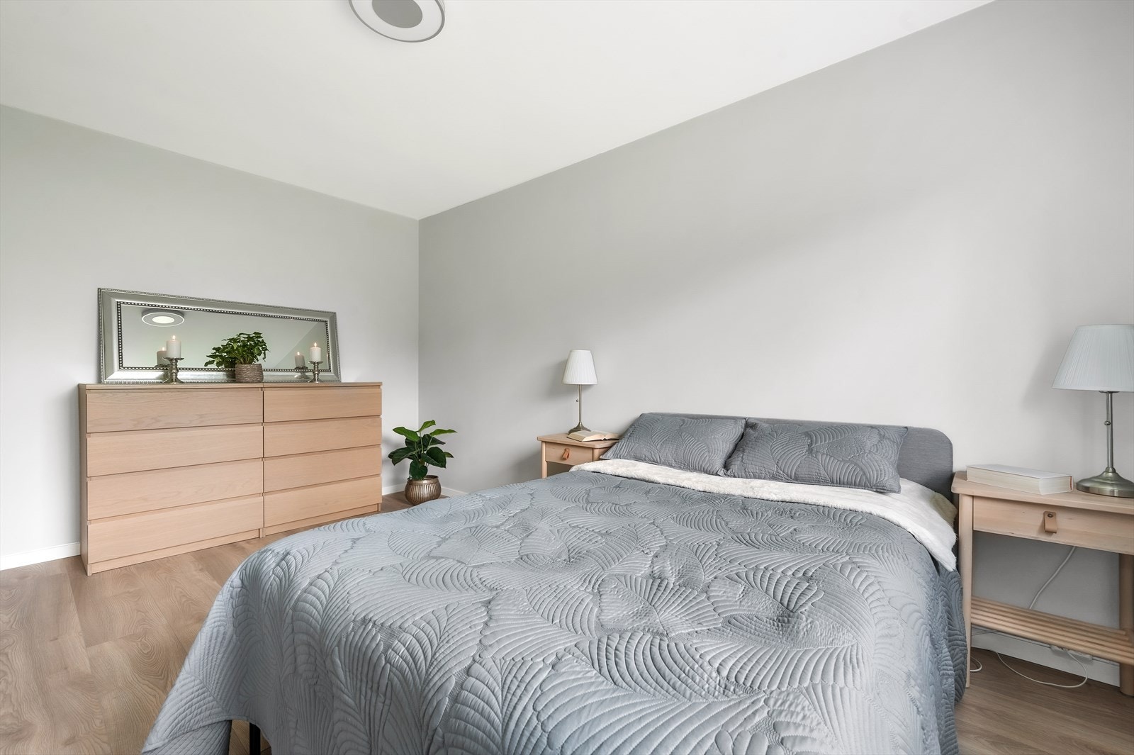 Hovedsoverommet er både romslig og lyst, med god plass til dobbeltseng, stort garderobeskap og annet møblement Galleribilde