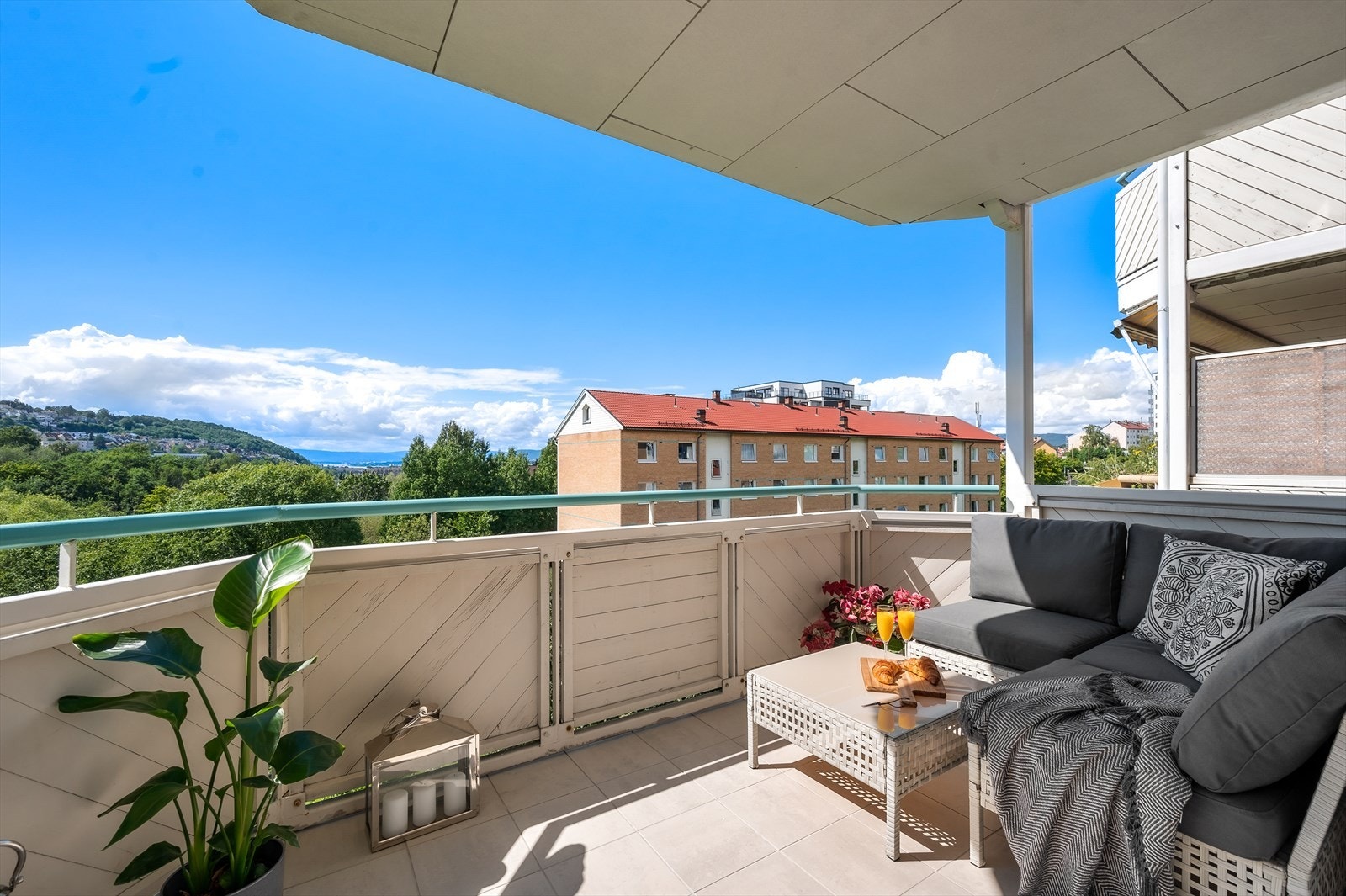 Fra stuen og balkongen er det sjøgløtt! Galleribilde