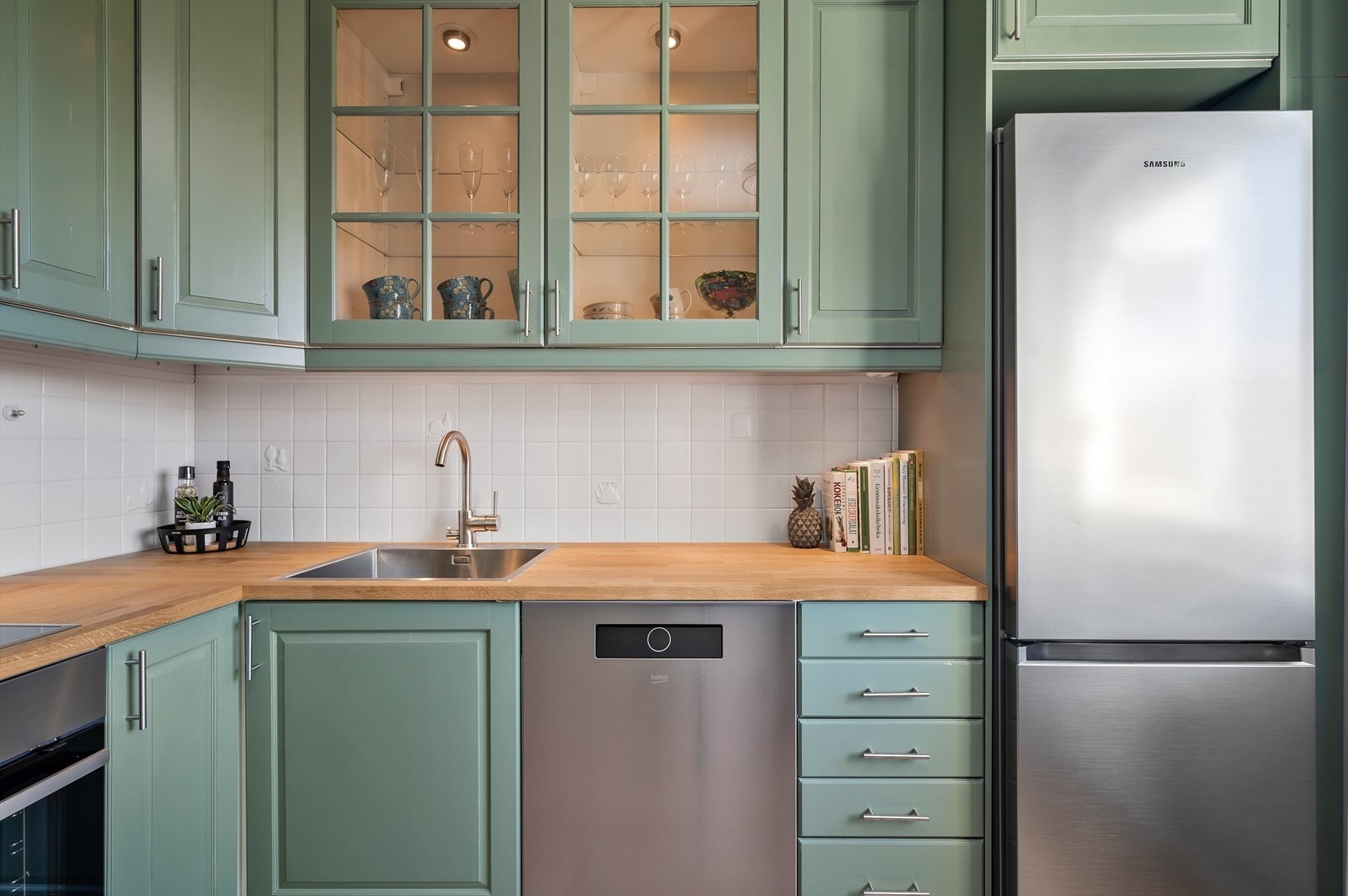 Hvitevarer som stekeovn, induksjonstopp, og oppvaskmaskin er integrert, mens kjøleskap er frittstående. Alle hvitevarer følger med! Galleribilde