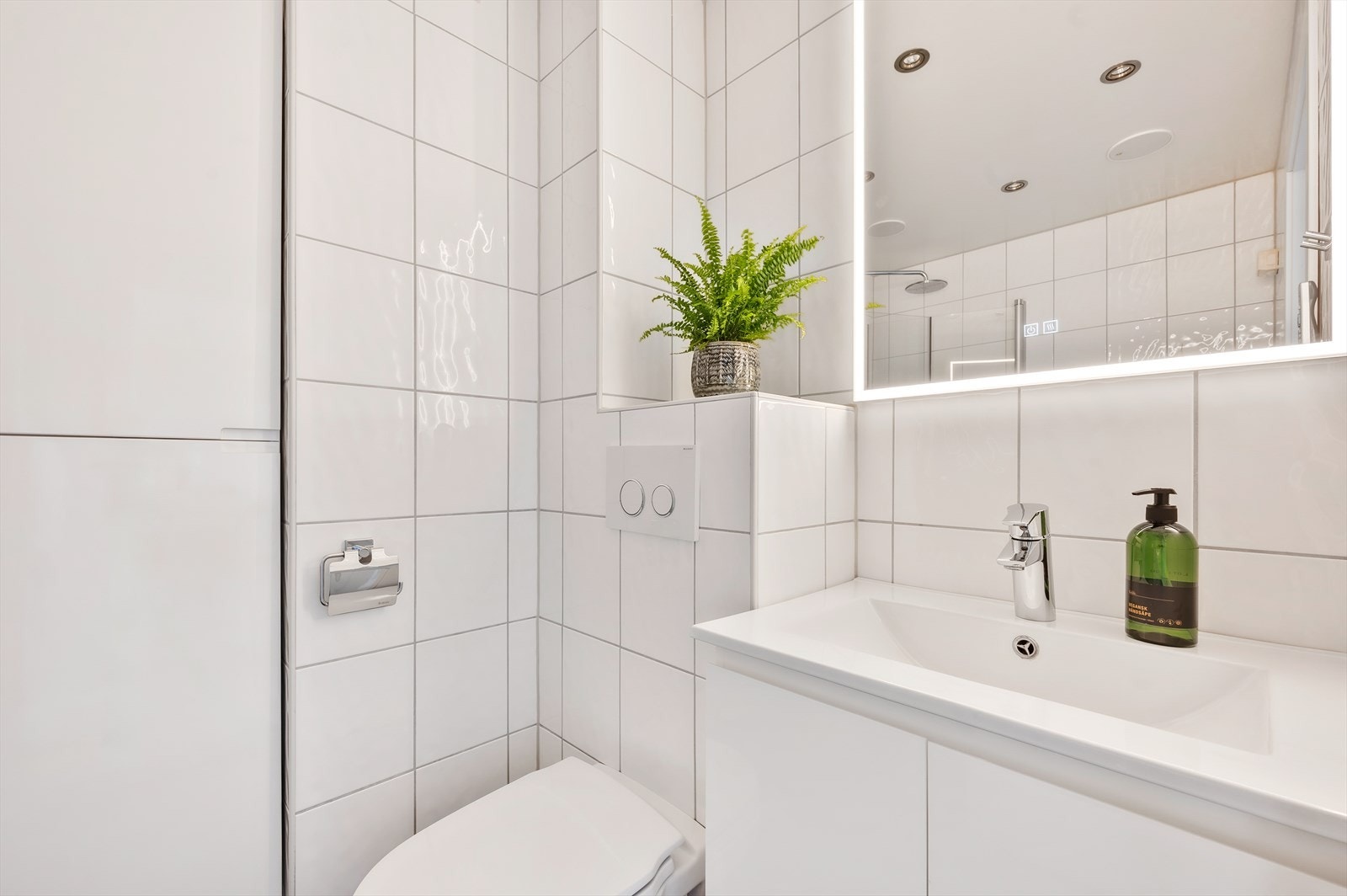 Helt nytt speil med integrert lys og anti-dugg funksjon! Galleribilde