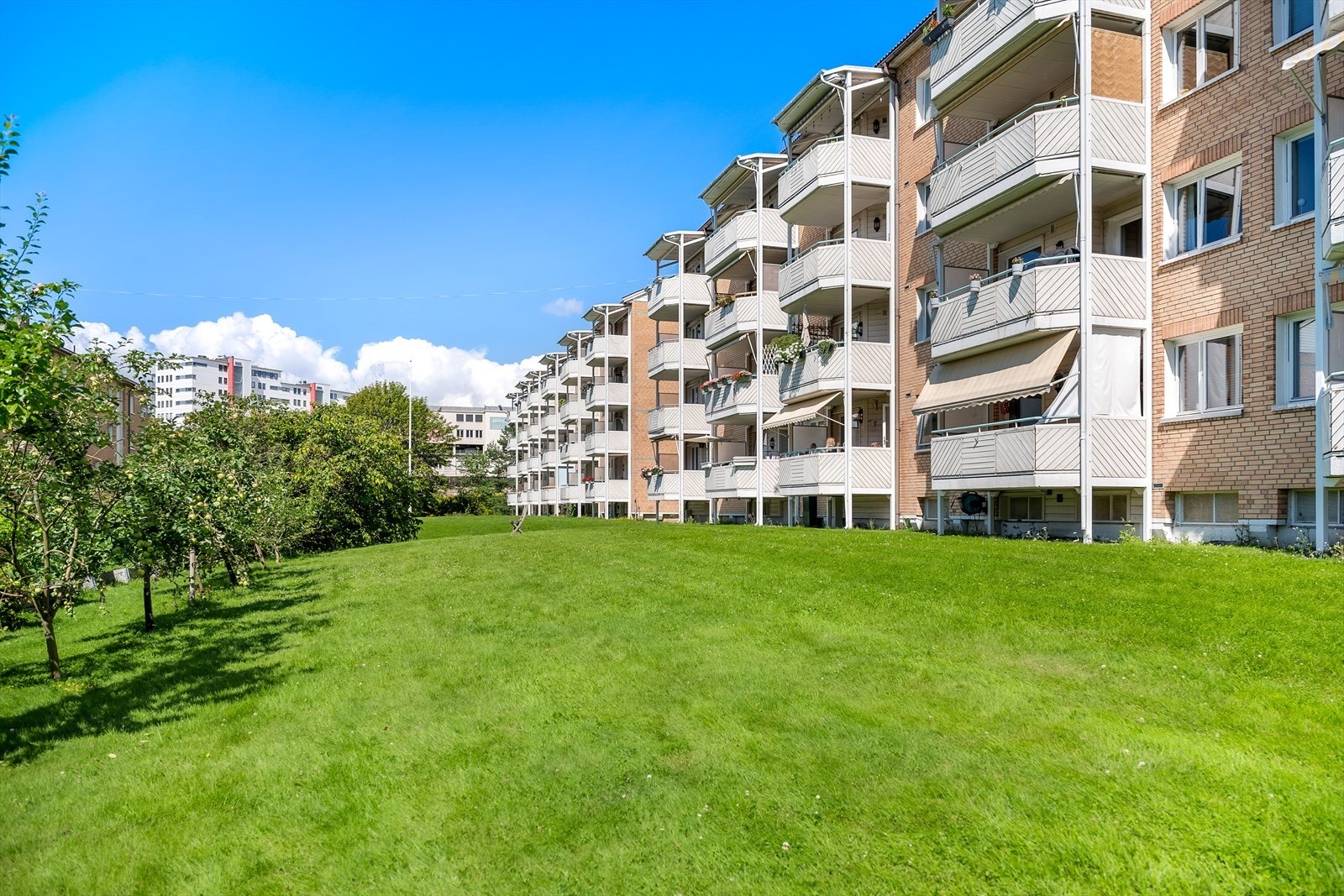 Vestvendt side av byggets fasade Galleribilde