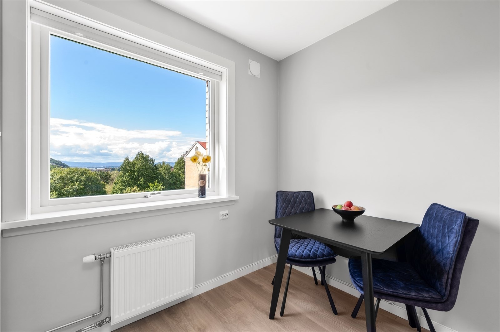 Stort vindu på kjøkkenet bidrar til en lys og trivelig atmosfære Galleribilde