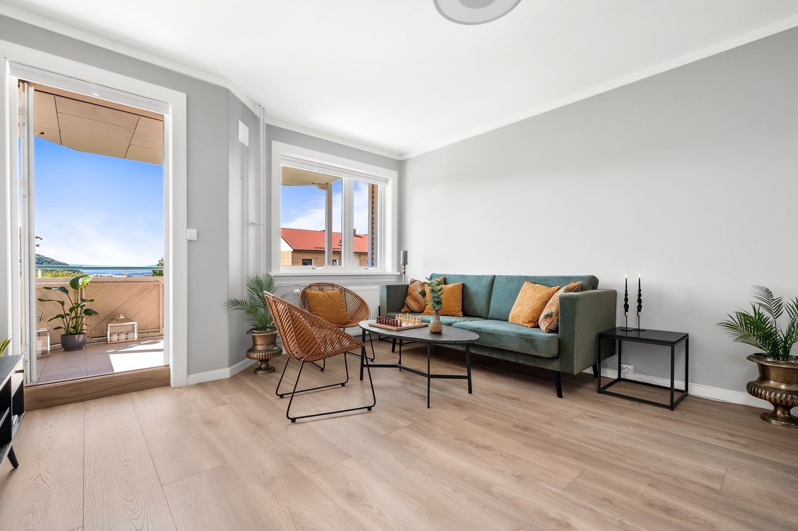 Trivelig stue med rikelig plass til en komfortabel TV-stue. Felleskostnadene inkluderer kabel-TV/internett, fyring, og varmtvann Galleribilde