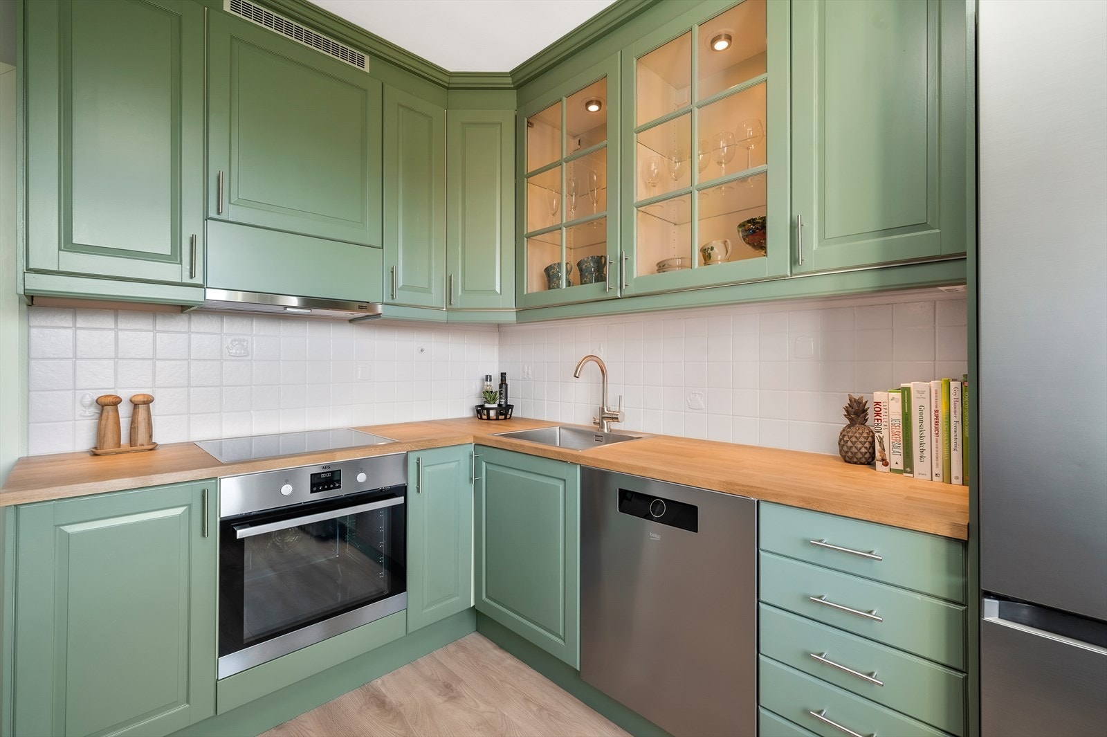 I 2024 har kjøkkenet blitt videre oppdatert med ny vask, kjøkkenvifte, stekeovn, oppvaskmaskin, induksjonstopp og benkeplate Galleribilde