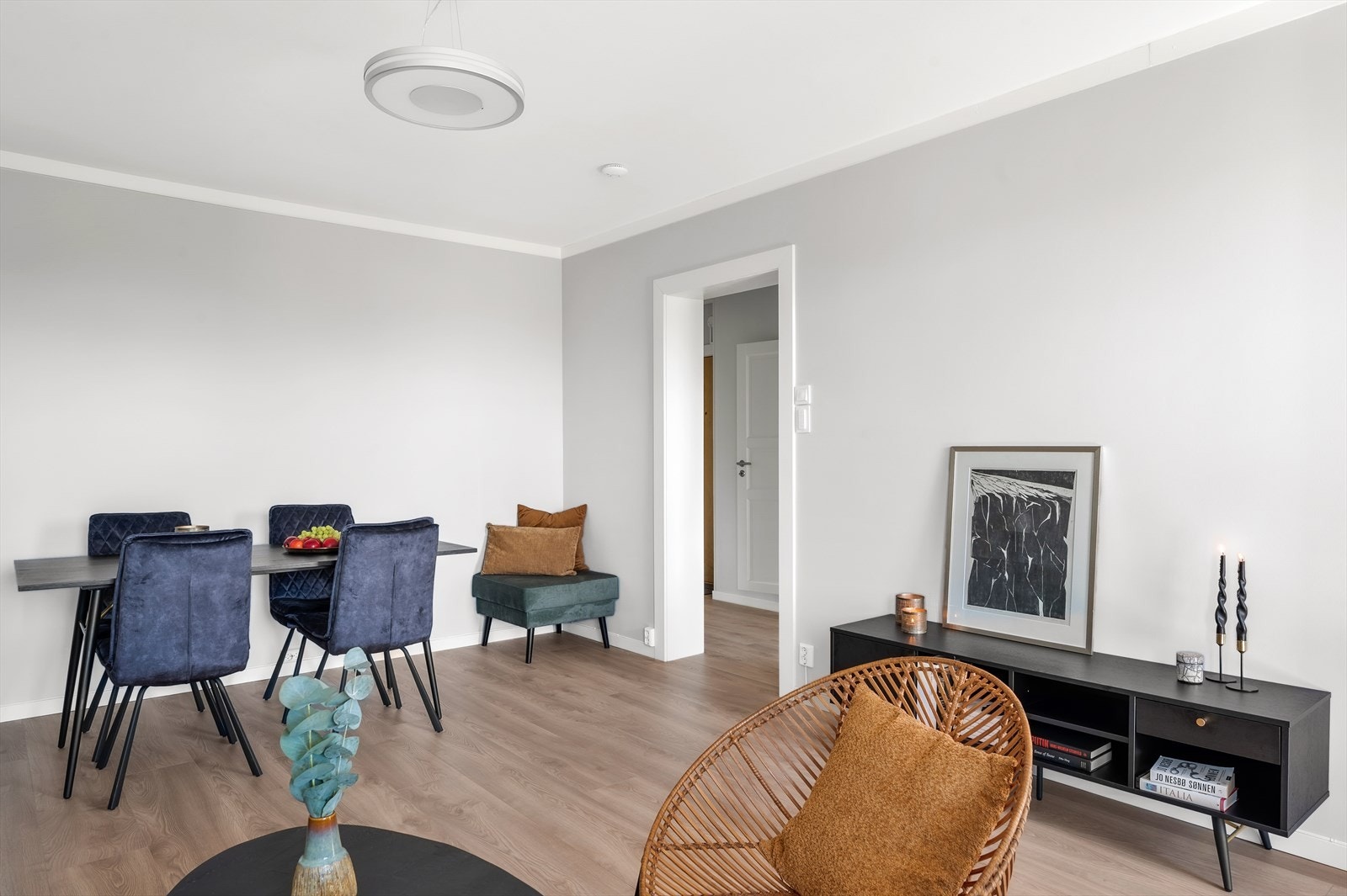 Romslig stue med mulighet for å innrede med flere komfortable sittegrupper Galleribilde