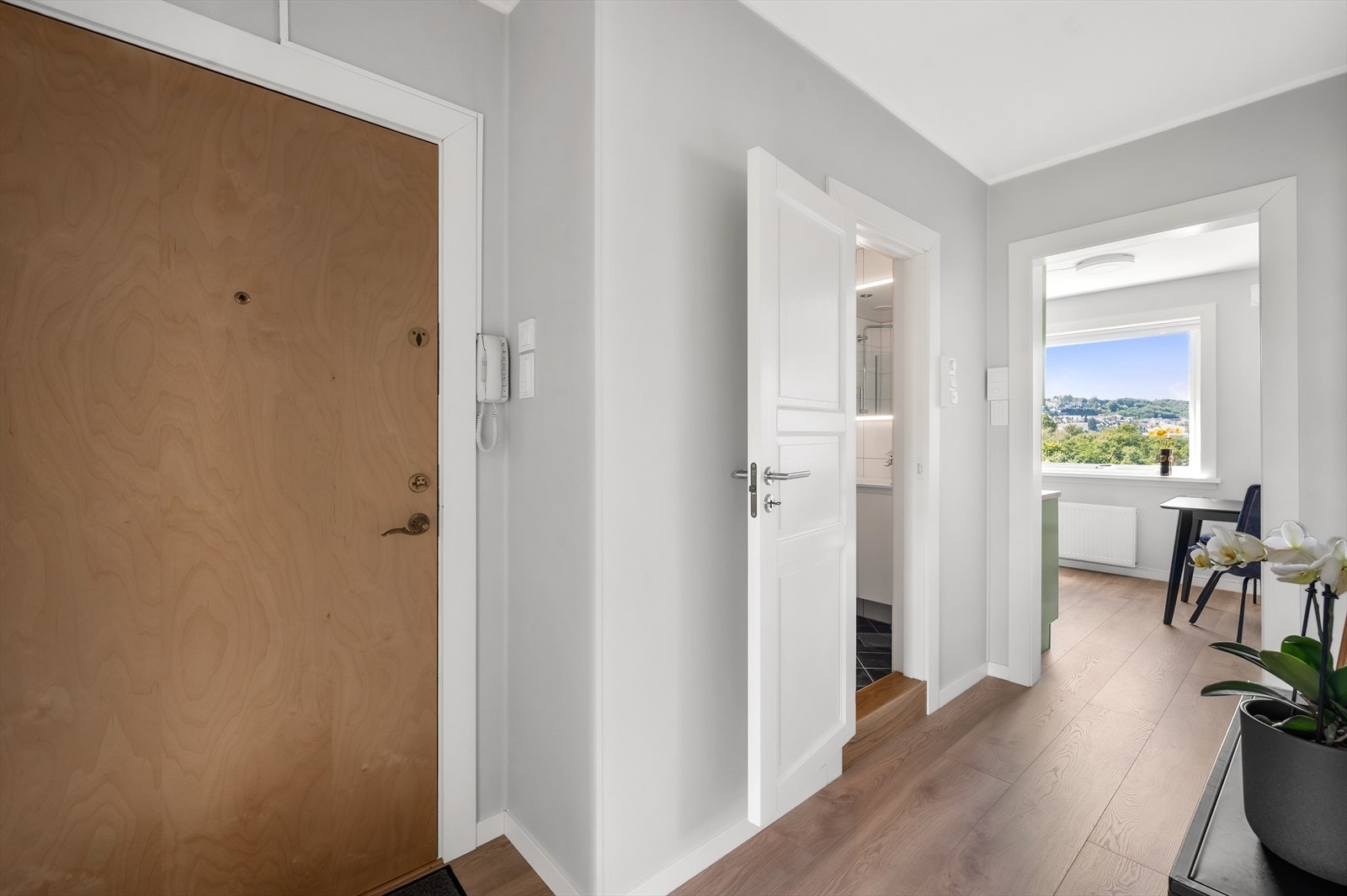 Velkommen inn! Entréen har callingsystem og plass til både skohylle og knagger Galleribilde