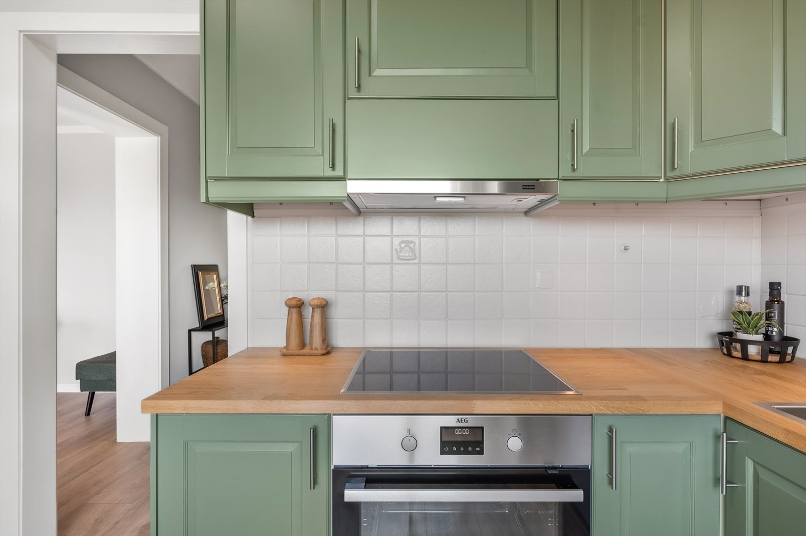 Kjøkkenet ble i 2022 fornyet med stilige grønnlakkerte fronter Galleribilde