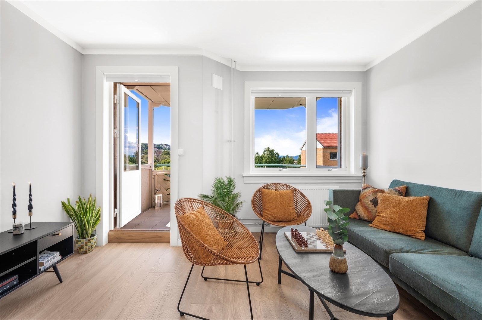 Stuen har utgang til en solfylt balkong med fri utsikt og lite innsyn Galleribilde