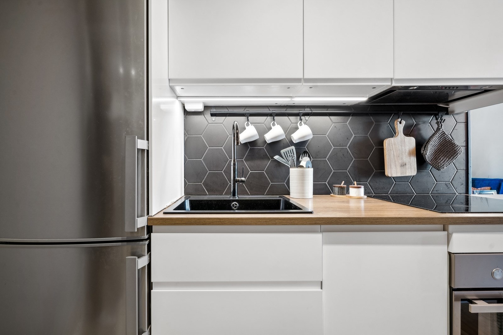 Hvitevarer på kjøkkenet medfølger handelen: kjøl/frys, integrert komfyr/platetopp og oppvaskmaskin Galleribilde