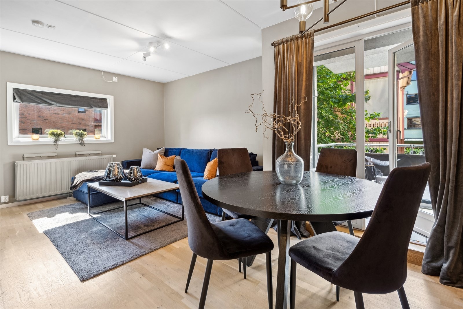 Plass til både spisebord og sofa i stuen Galleribilde