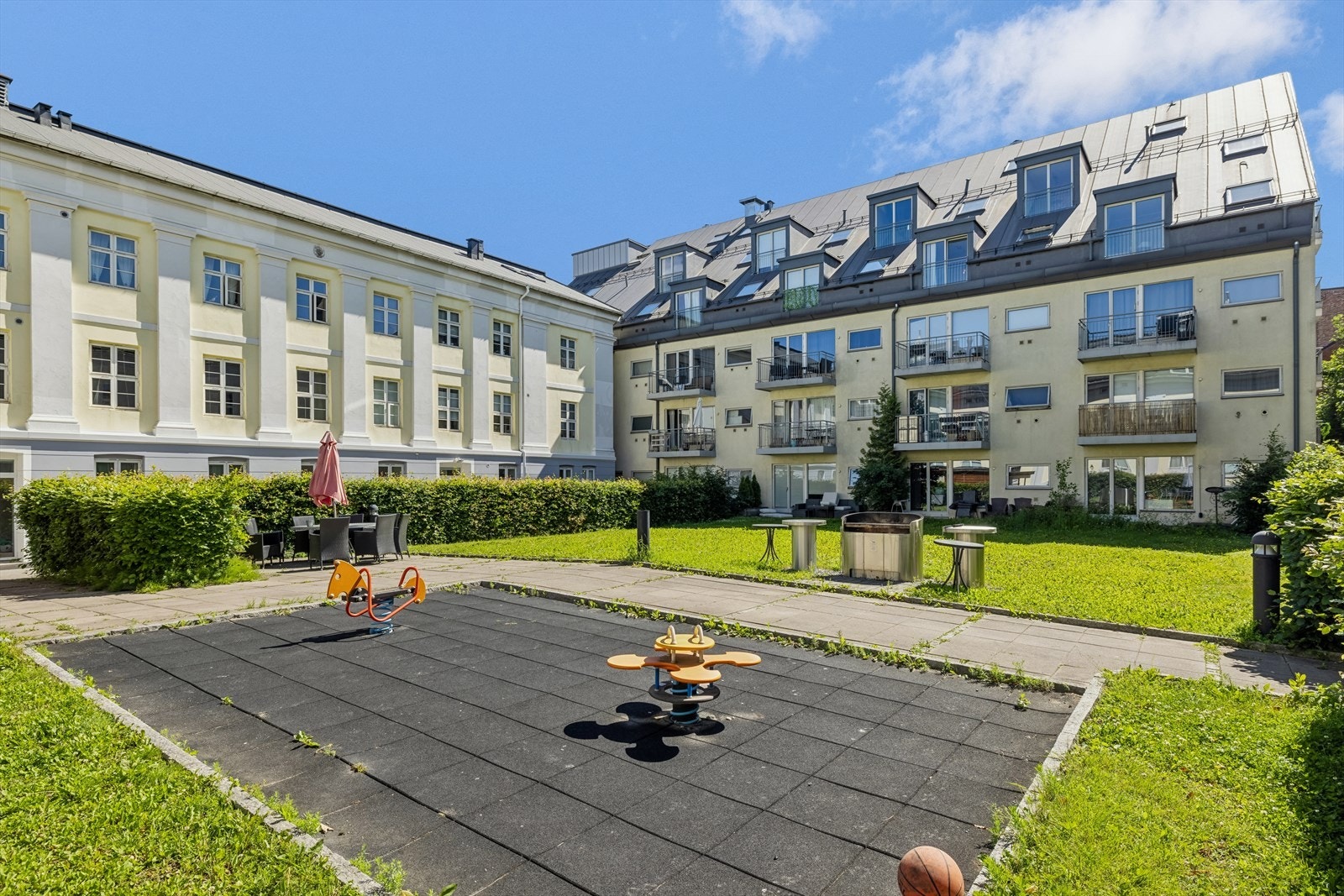 Koselig felles bakgård med lekeplass og muligheter for grilling Galleribilde