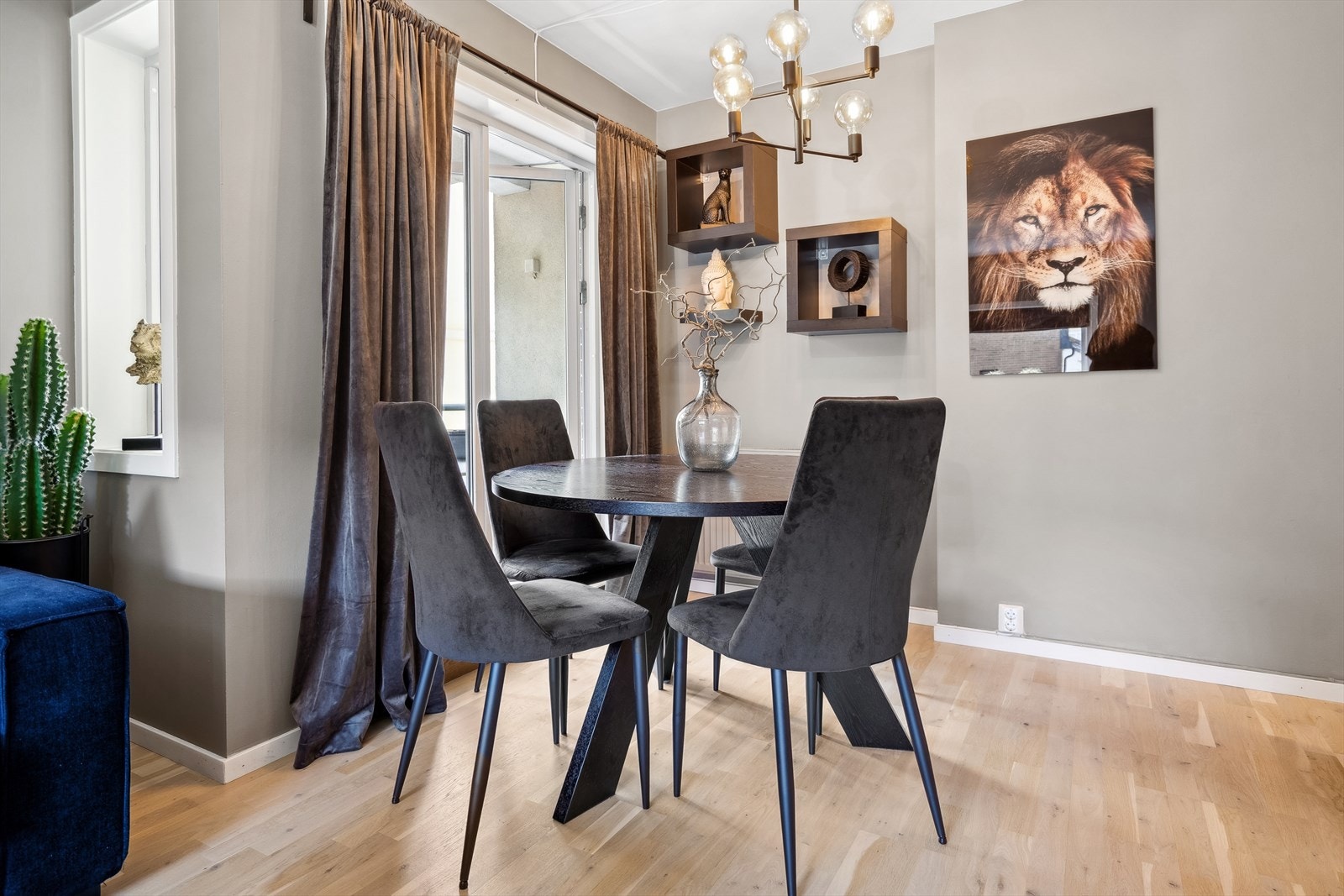 Utgang til balkong fra stuen Galleribilde