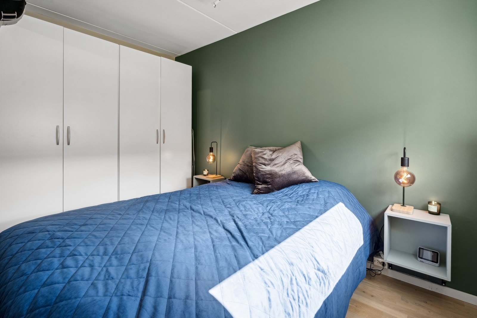 Soverom med godt med garderobeplass Galleribilde