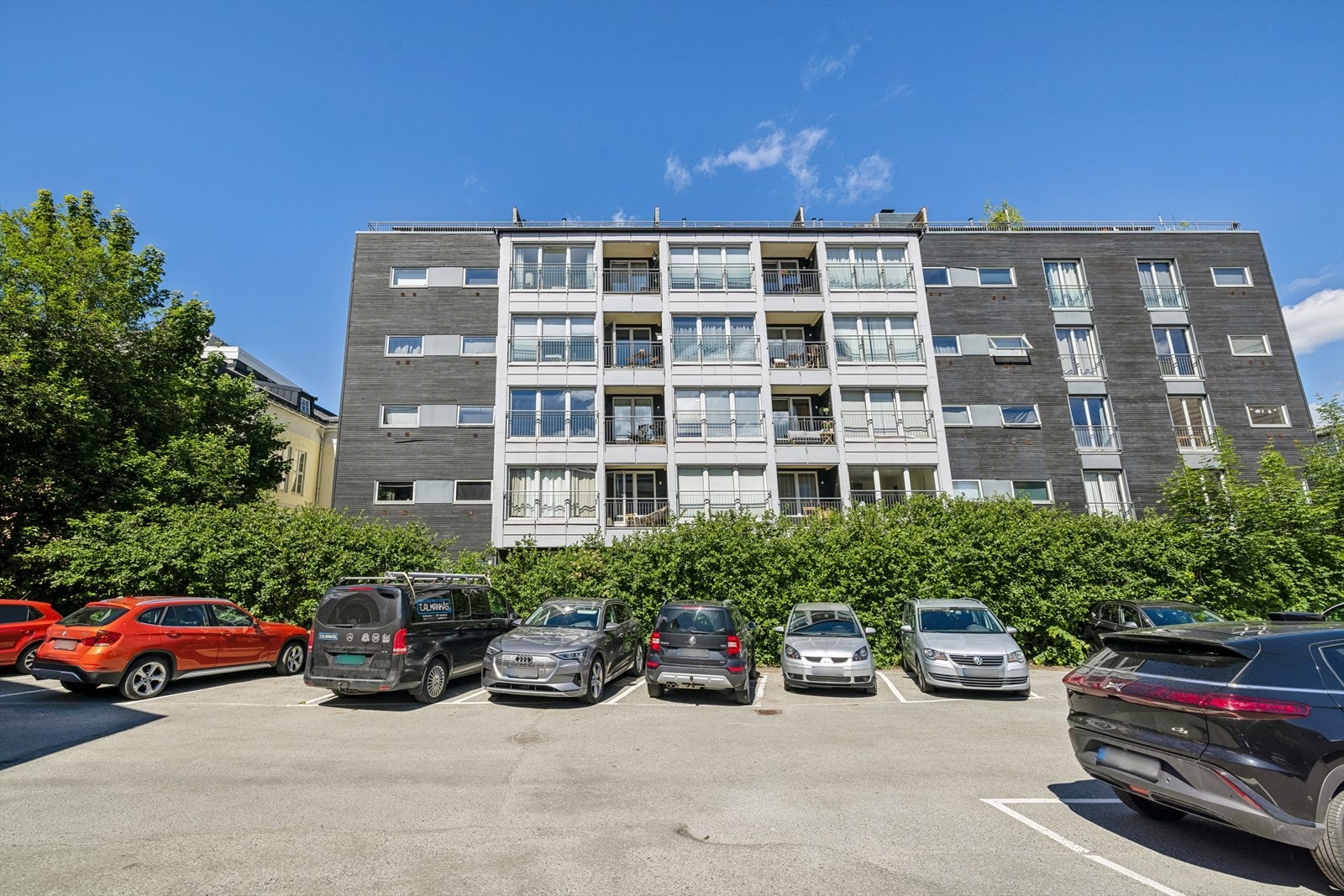 Leiligheten ligger i 2. etasje i bakkant av bygget Galleribilde