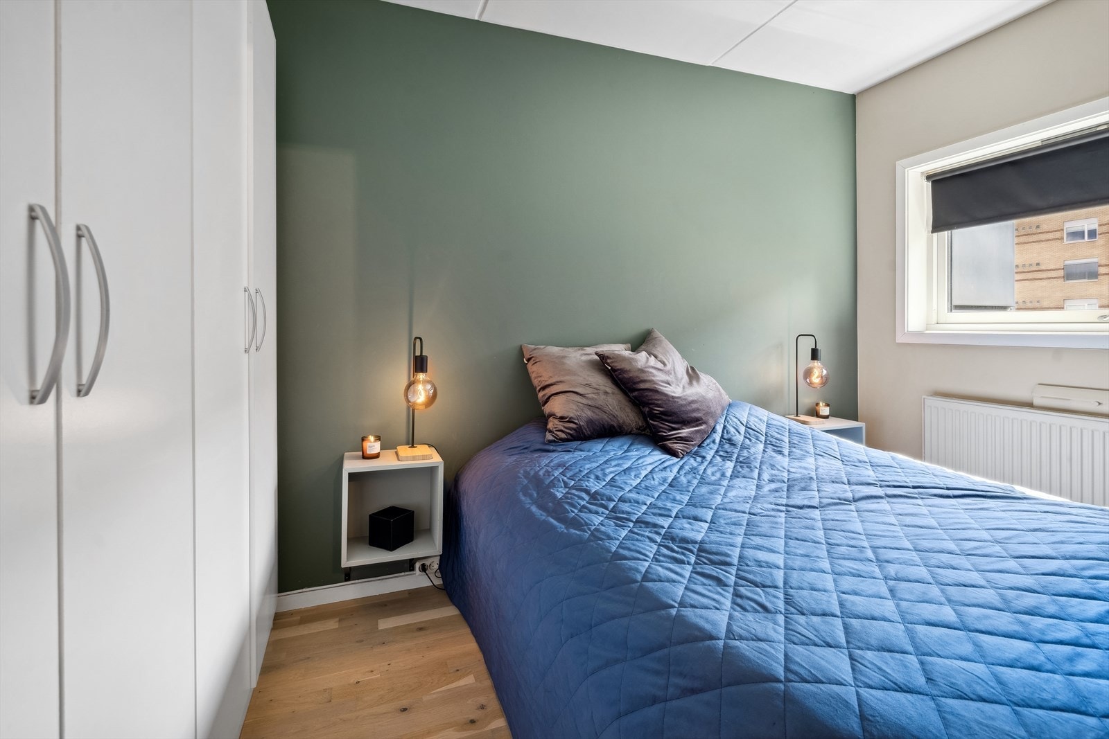 Soverommet vender ut mot sidegaten Galleribilde